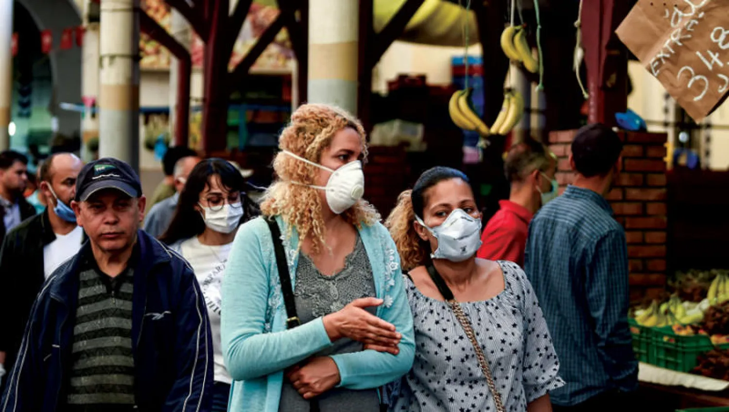 تونسيون بعضهم يرتدي كمامات يتبضعون في السوق الرئيسية بالعاصمة تونس أمس (أ.ف.ب)