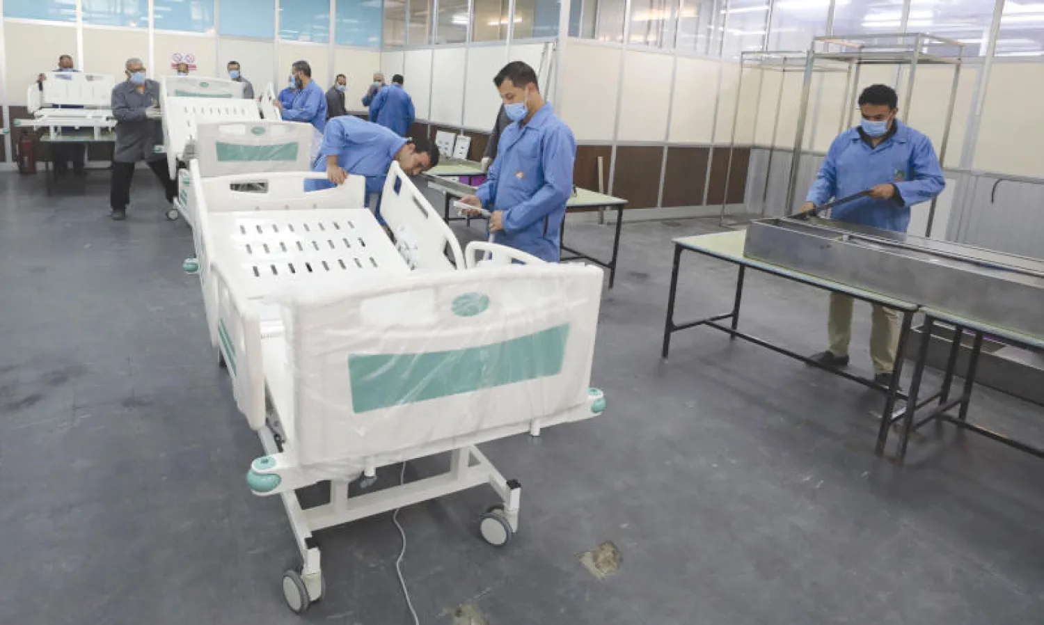 عاملون في المجال الصحي بمصر يواجهون الكورونا (إ.ب.أ)