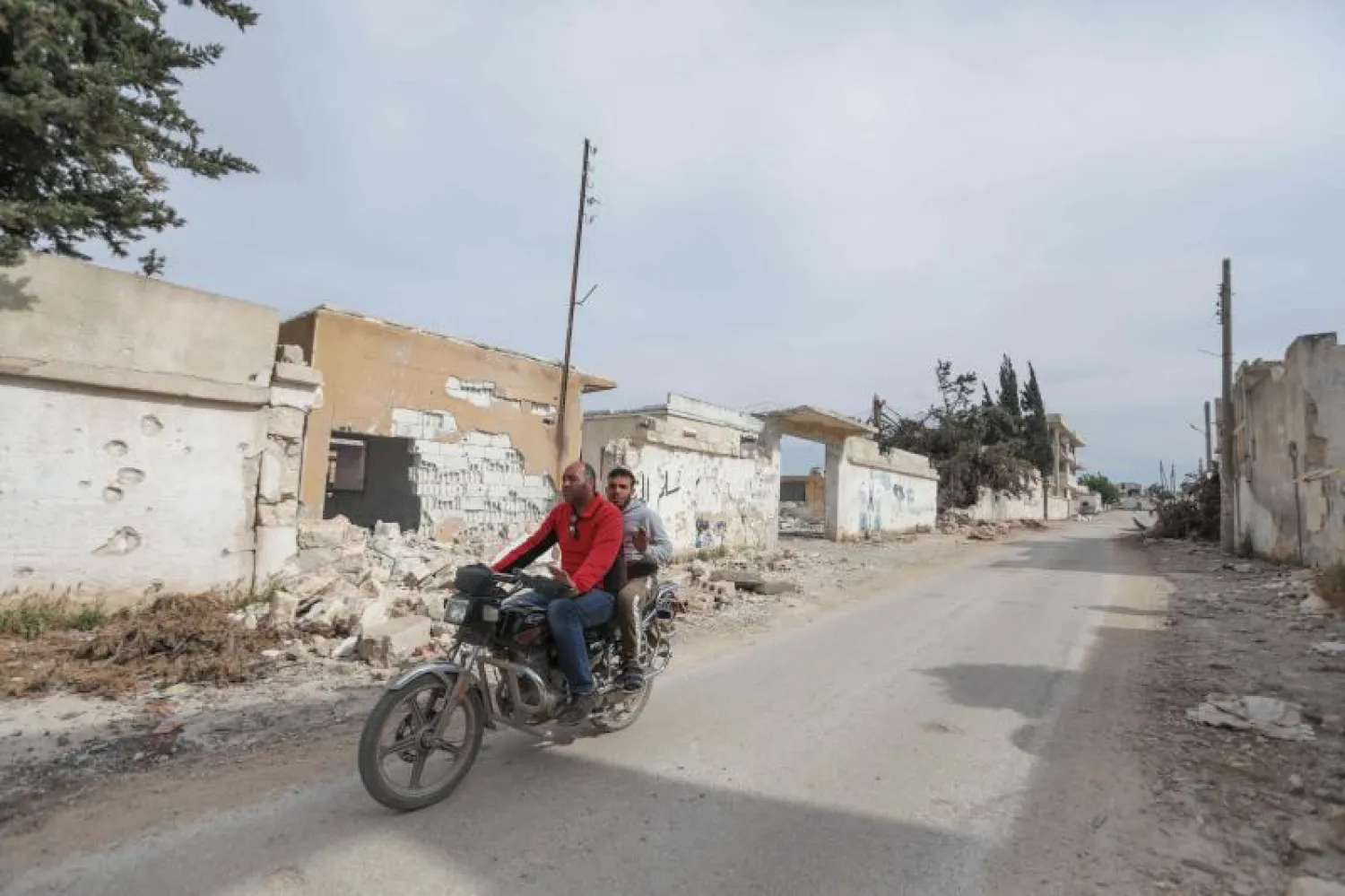 على دراجة نارية في قرية النيرب بمحافظة إدلب (أ.ف.ب)