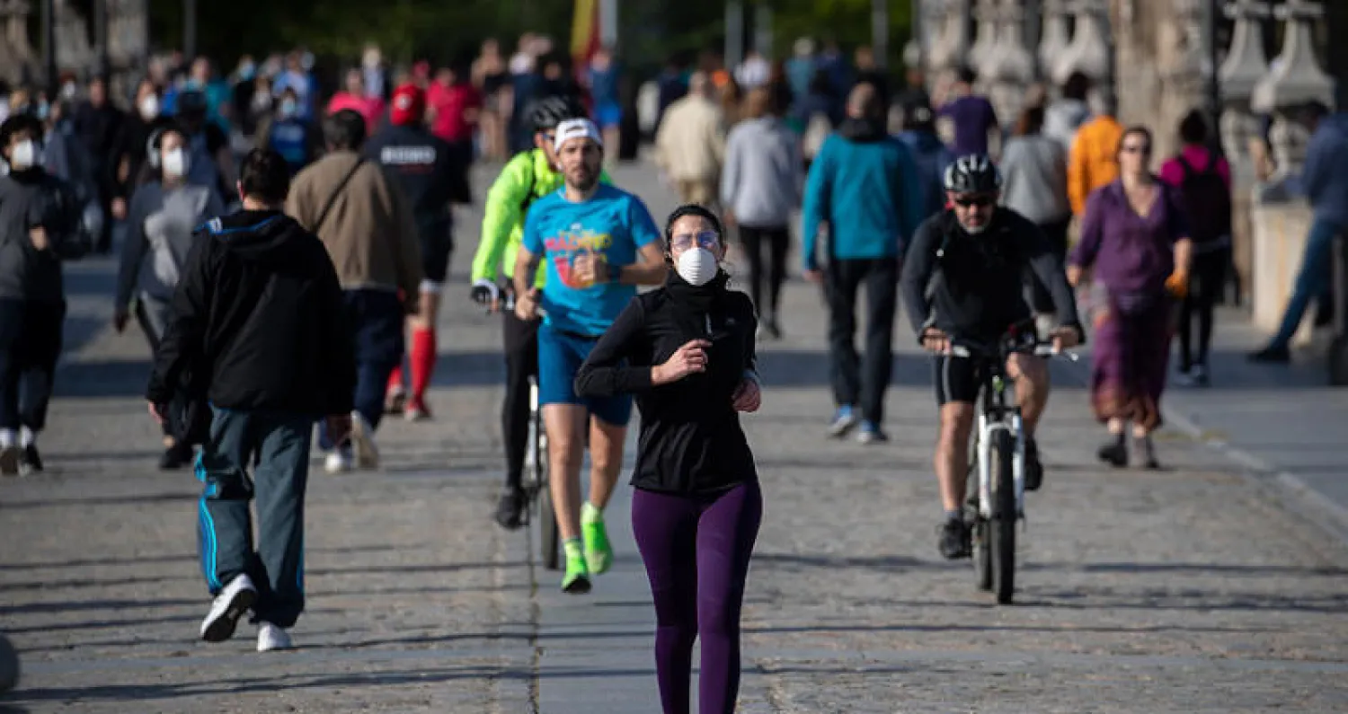 إسبان يمارسون الرياضة بعد تخفيف القيود في مدريد أمس  (أ.ب)