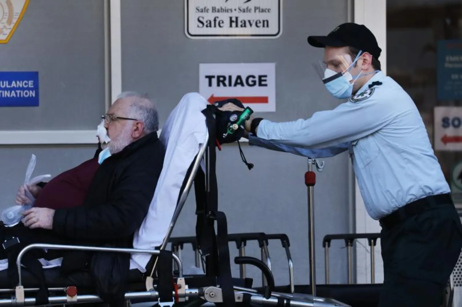 عامل طبي ينقل مريضا الى القسم المخصص لفيروس كورونا في احد مستشفيات نيويورك (أ.ف.ب)