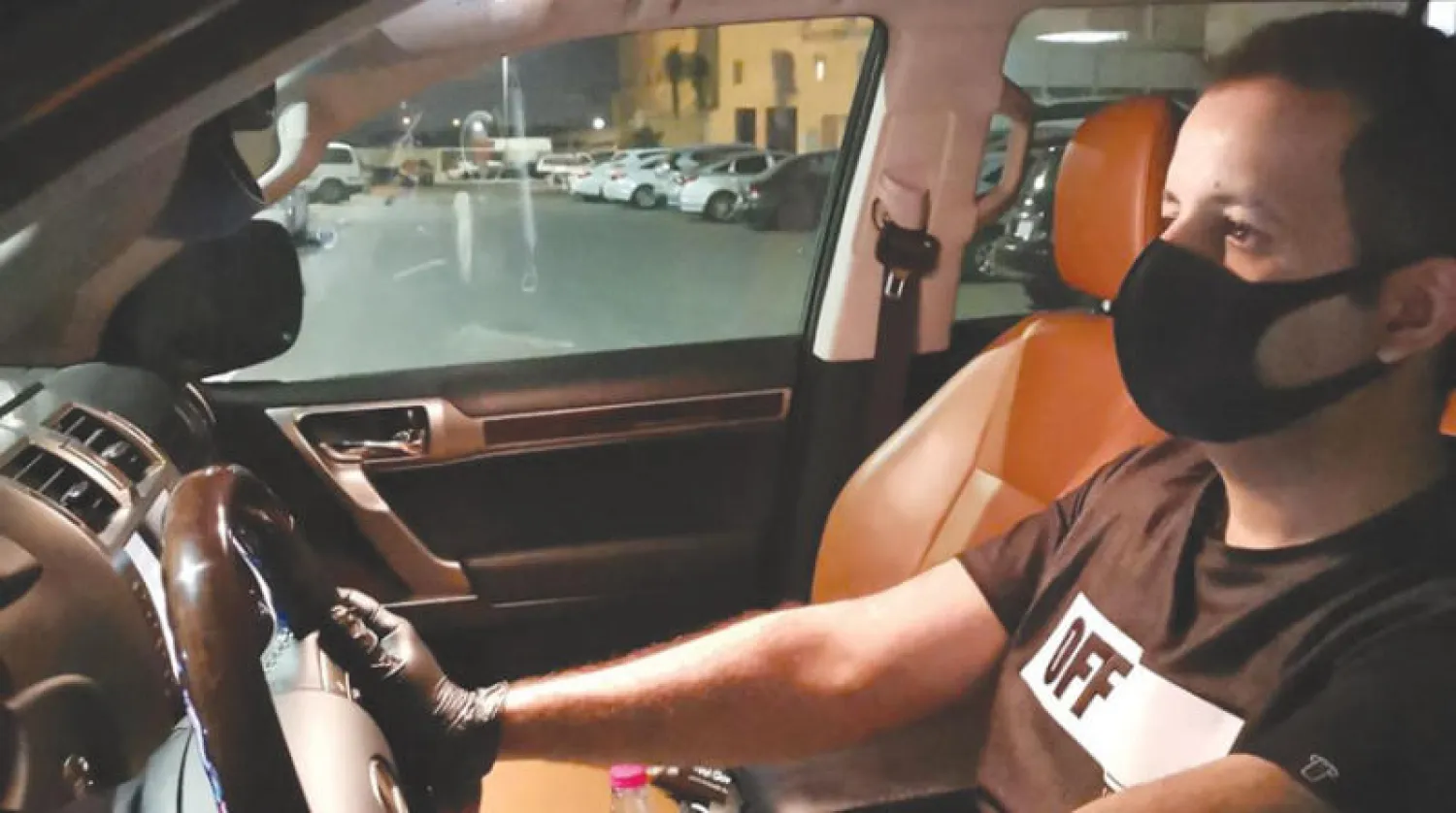 القرشي أثناء عمله في توصيل الطلبات خلال جائحة «كورونا» (الشرق الأوسط)