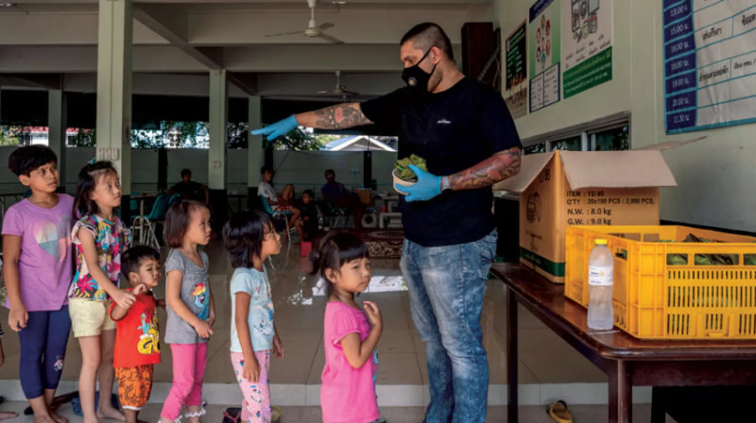 هذا ليس وقت الكافيار... مطاعم بانكوك الراقية تطبخ للعاطلين والفقراء