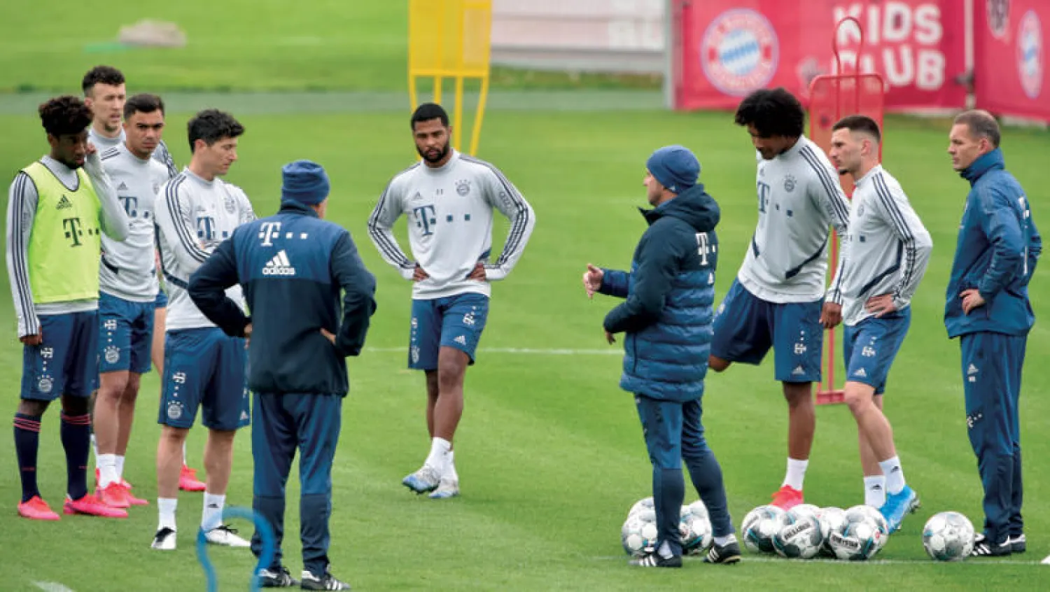 لاعبو بايرن ميونيخ خلال التدريبات أمس في انتظار قرار استئناف الدوري (أ.ف.ب)