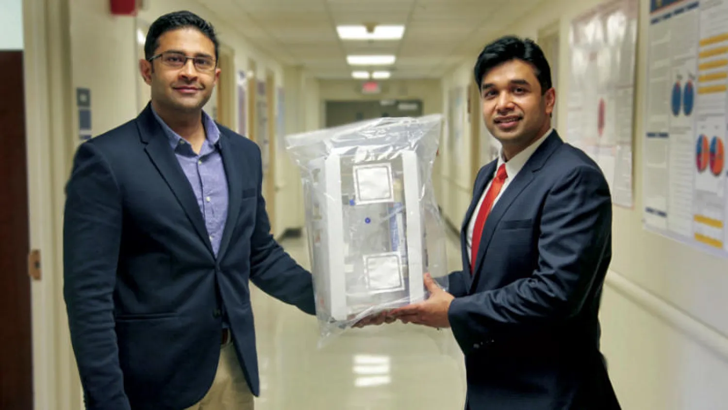 الطبيبان عظيم محمد وسانديب بادالا يحملان مرشح الدم