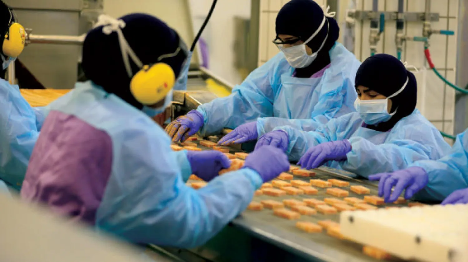 أزمة {كورونا} ترفع الطلب على بعض القطاعات الاستهلاكية الضرورية وفي مقدمها الأغذية (الشرق الأوسط)