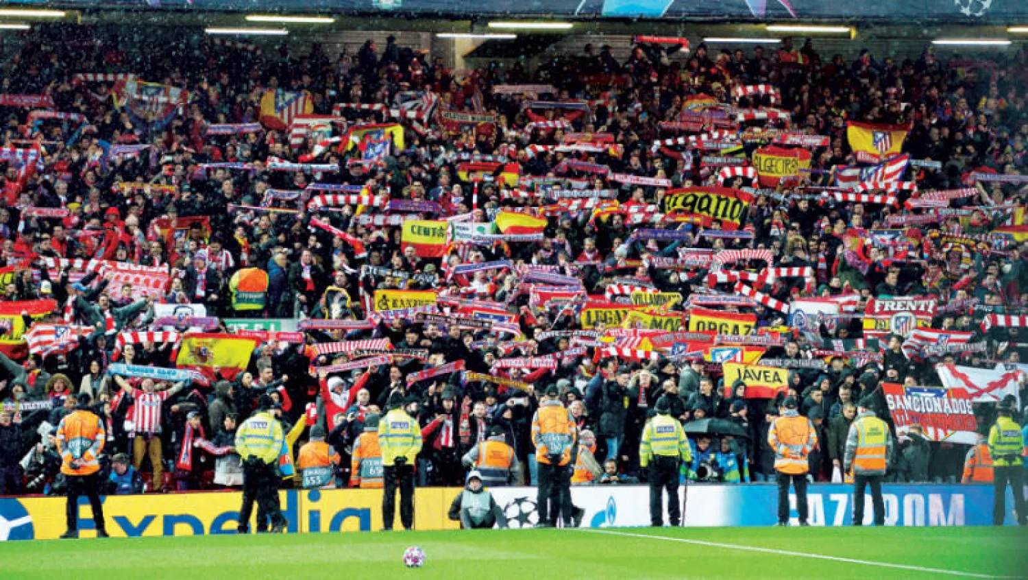 مشجعو أتلتيكو مدريد بملعب ليفربول في مواجهة دوري الأبطال في الحادي عشر من مارس الماضي (إ.ب.أ)