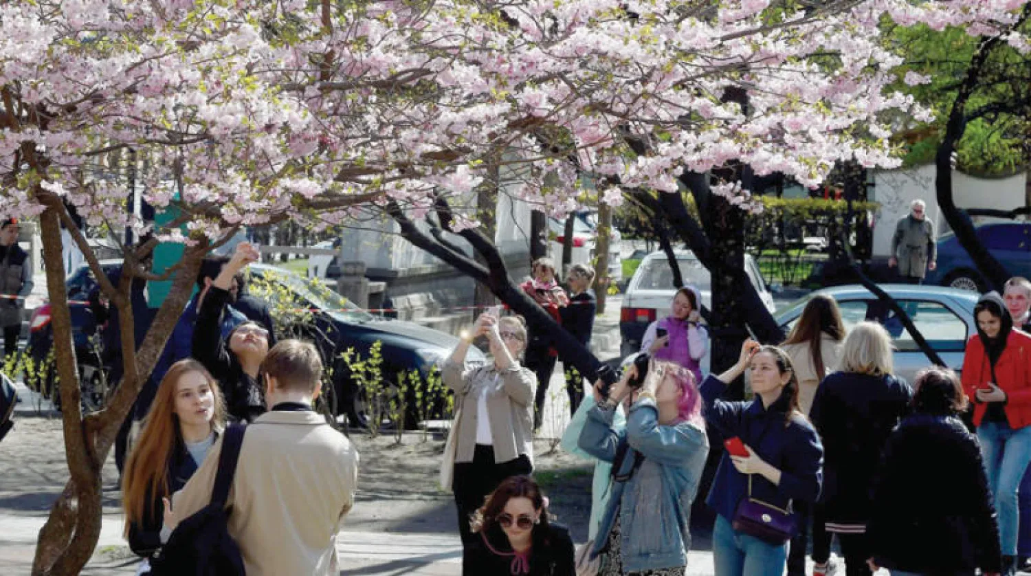 روس خرجوا للاستمتاع بالأجواء المشمسة في سان بطرسبرغ رغم الحظر (أ.ف.ب)