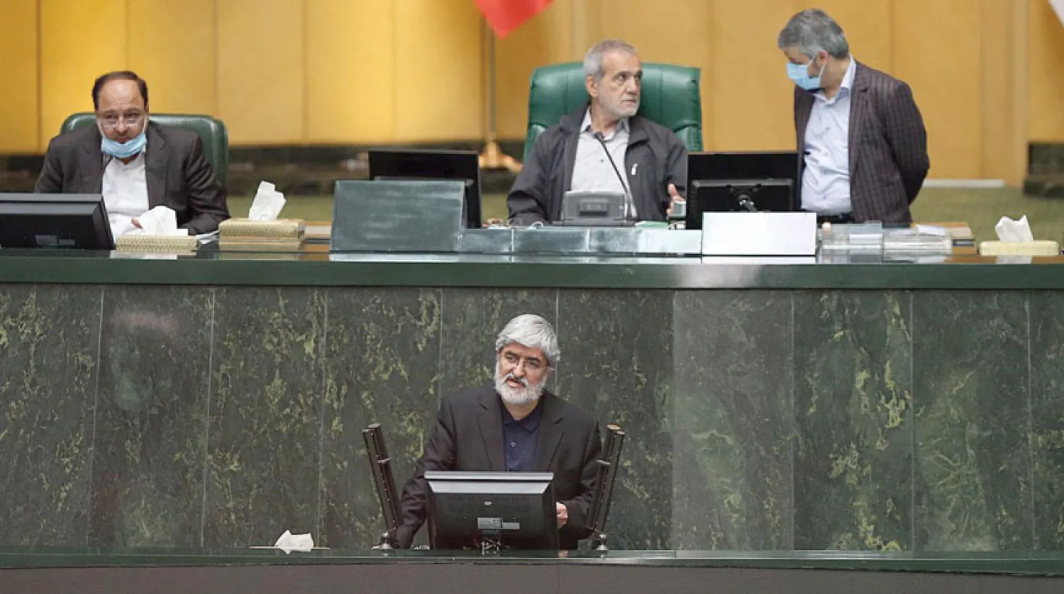 النائب علي مطهري يوجه أمس انتقادات لاذعة لوزير الداخلية قبل أسبوعين من نهاية مهمة البرلمان الحالي (خانه ملت)