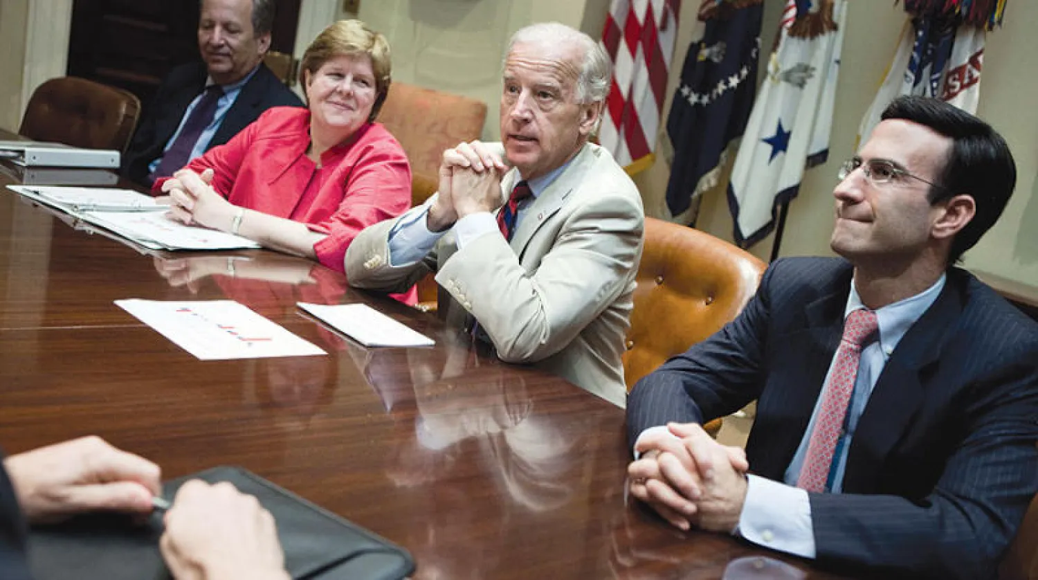 بايدن خلال اجتماع حول خطة التحفيز في البيت الأبيض في 2009 (نيويورك تايمز)