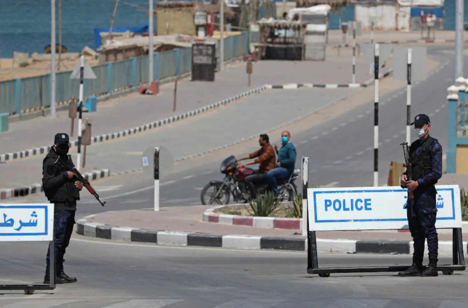 رجال شرطة فلسطينيون تابعون لـ«حماس» عند نقطة تفتيش بقطاع غزة (رويترز)