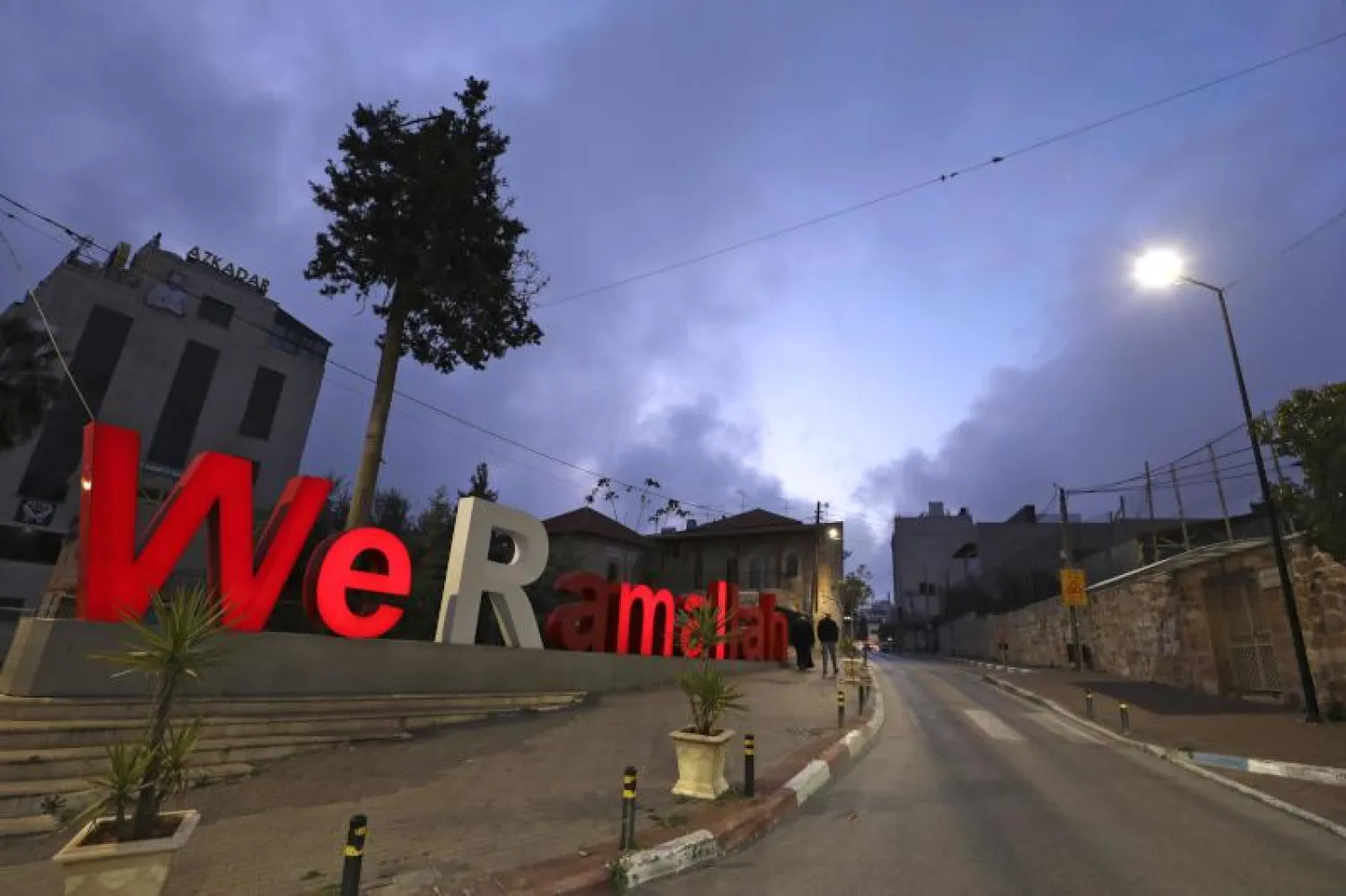 شارع يخلو من المارة بسبب حالة الطوارئ في مدينة رام الله بالضفة الغربية (أ.ف.ب)