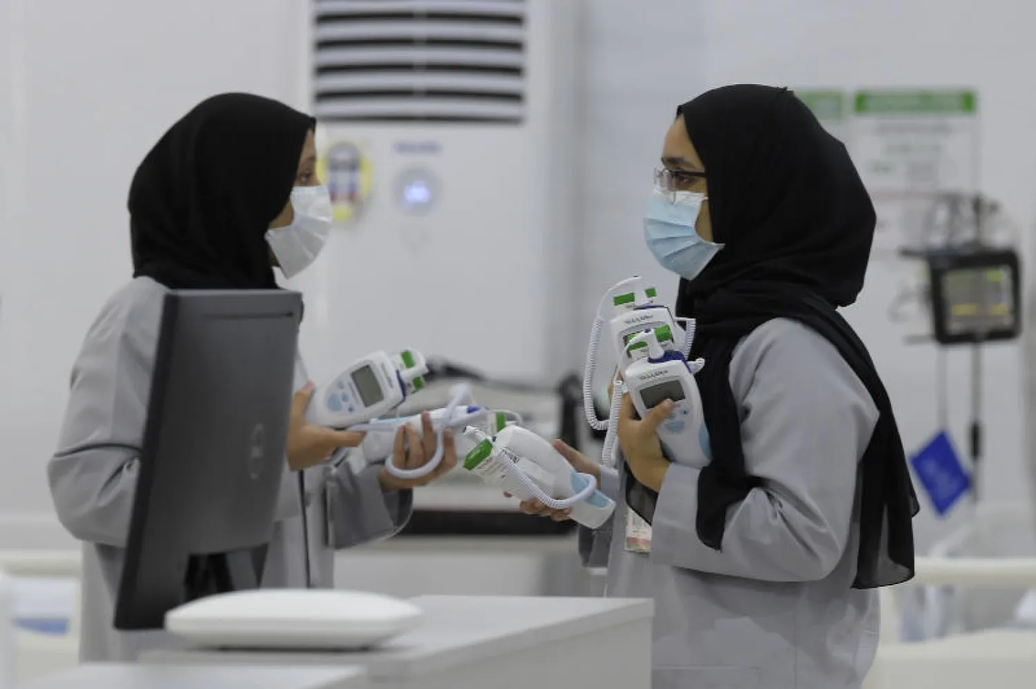 ممارسون صحيون في أحد مستشفيات البحرين (أ.ف.ب)