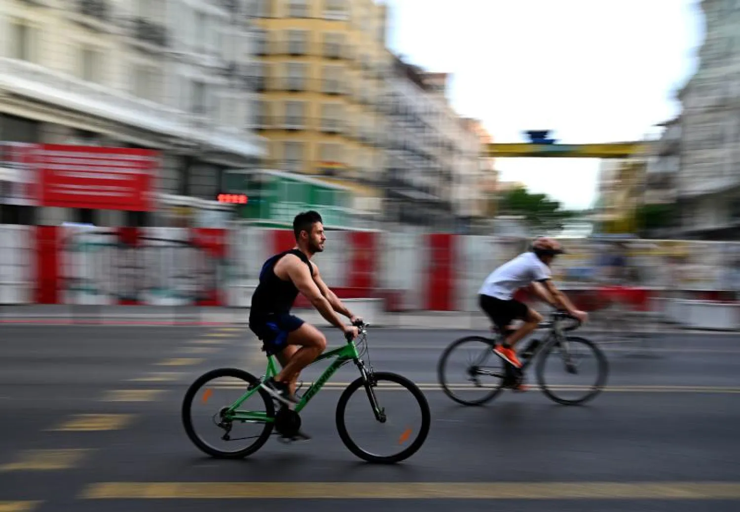 على دراجتيهما الهوائيتين في مدريد (أ.ف.ب)