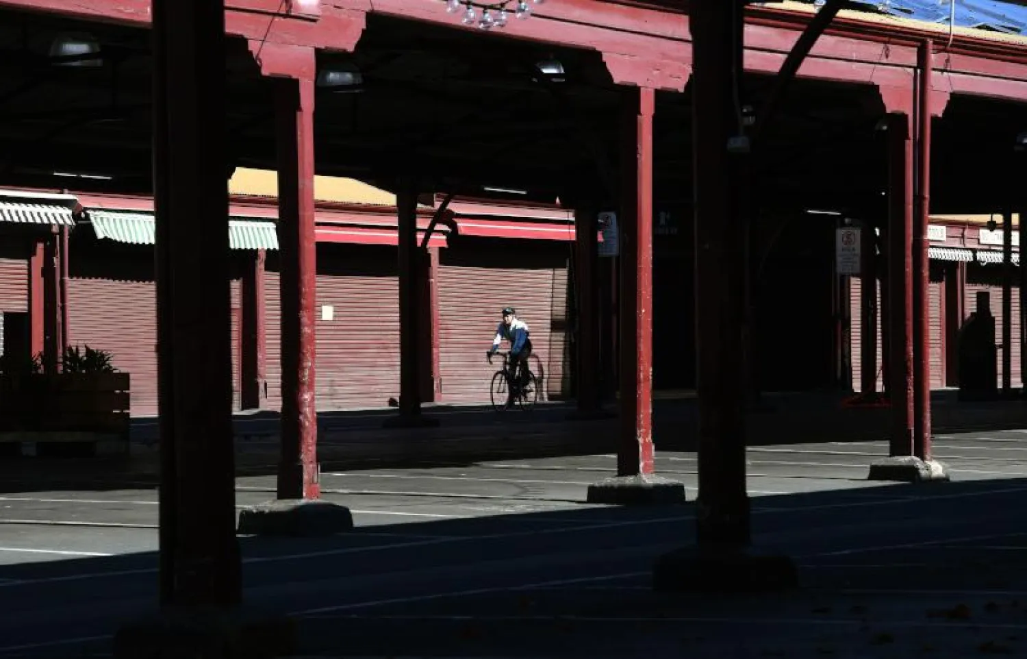 أسترالي يقود دراجته في ملبورن (أ.ف.ب)