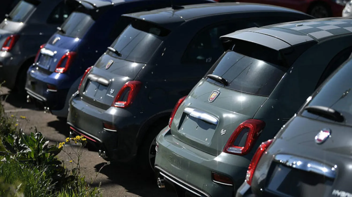 سيارات جديدة في دارتفورد شرق لندن أمس في ظل تراجع المبيعات في بريطانيا بنسبة 97 % في أبريل (أ.ف.ب)