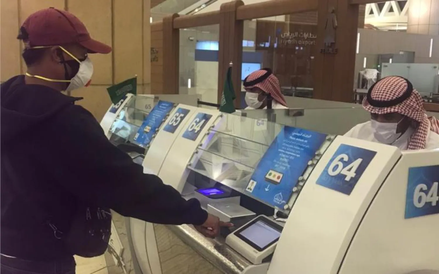 إنهاء إجراءات مسافر في إحدى رحلات «مبادرة عودة» (الجوازات السعودية)