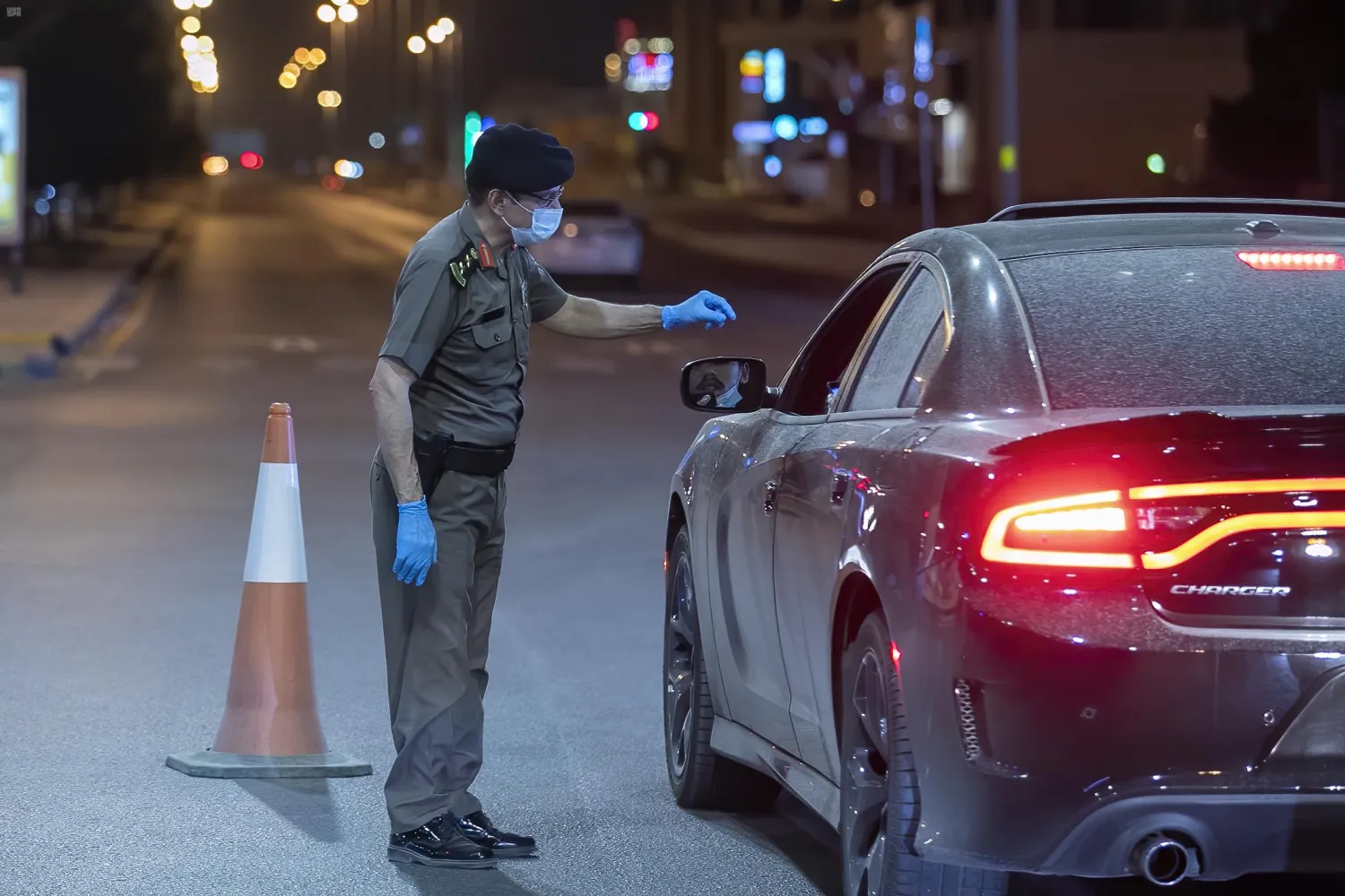 رجل أمن سعودي يتابع تنفيذ الإجراءات الاحترازية لمواجهة كورونا (واس)