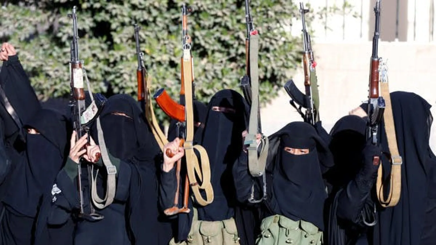 Yemeni women using different types of arms | Reuters