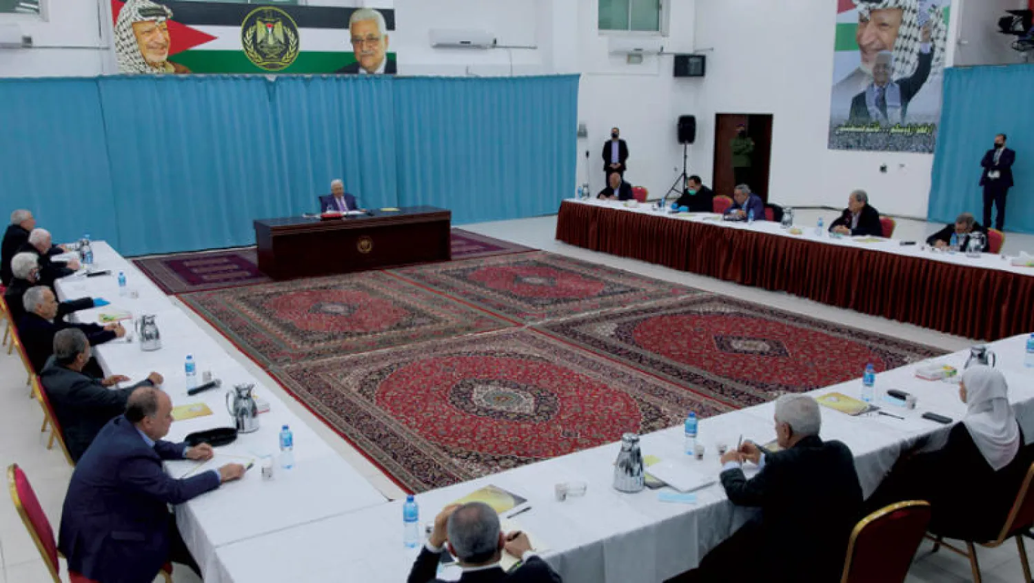 الرئيس الفلسطيني محمود عباس خلال اجتماع لقيادات «فتح» في رام الله أمس (رويترز)