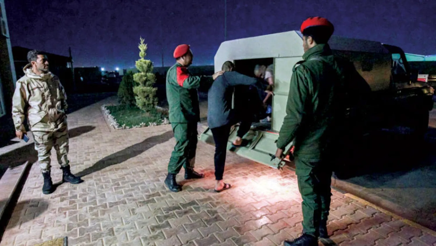 قوات الجيش الوطني في بنغازي تنقل أمس معتقلين من المرتزقة السوريين أسروا خلال قتالهم في صفوف {الوفاق} بغرب البلاد (أ.ف.ب)