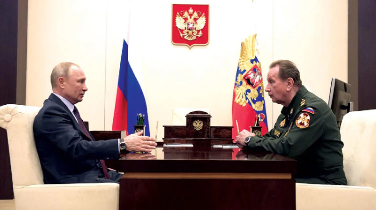 الرئيس الروسي فلاديمير بوتين لدى اجتماعه مع مدير «وحدات الحرس الوطني» فيكتور زولوتوف في موسكو أمس (د.ب.أ)