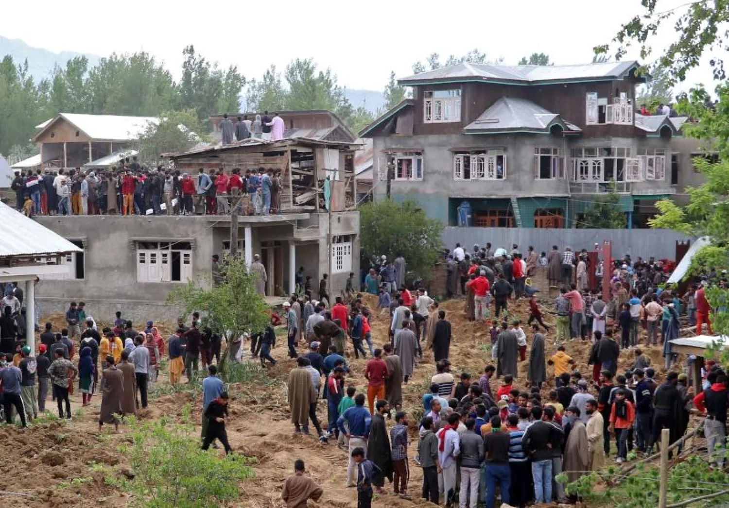 أشخاص يتجمعون بعد مقتل رياض نايكو قائد «حزب المجاهدين» على يد القوات الهندية في بغبورا بإقليم كشمير (رويترز)