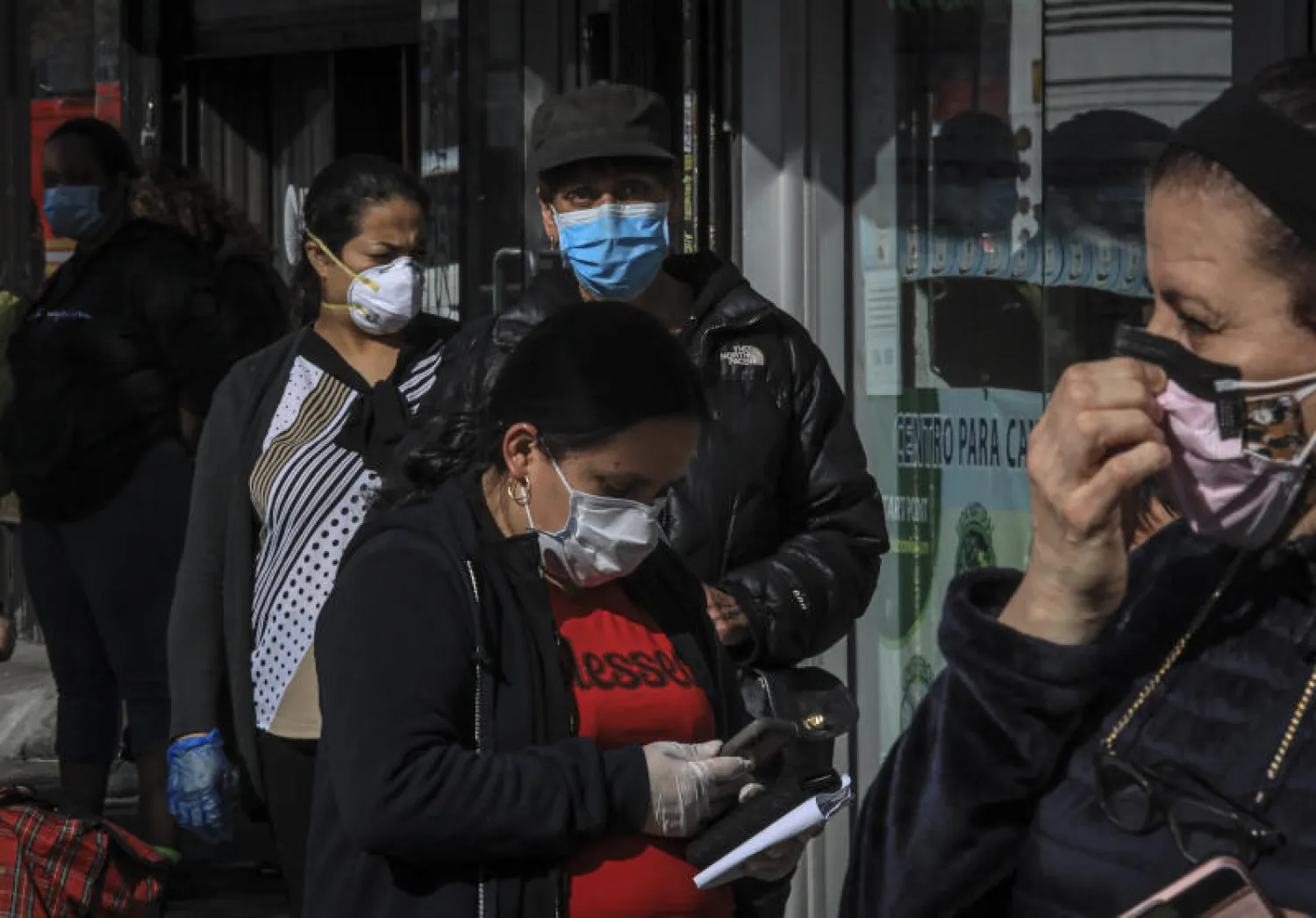 أشخاص يرتدون أقنعة الوجه الواقية خوفاً من فيروس «كورونا» في نيويورك (أ.ب)