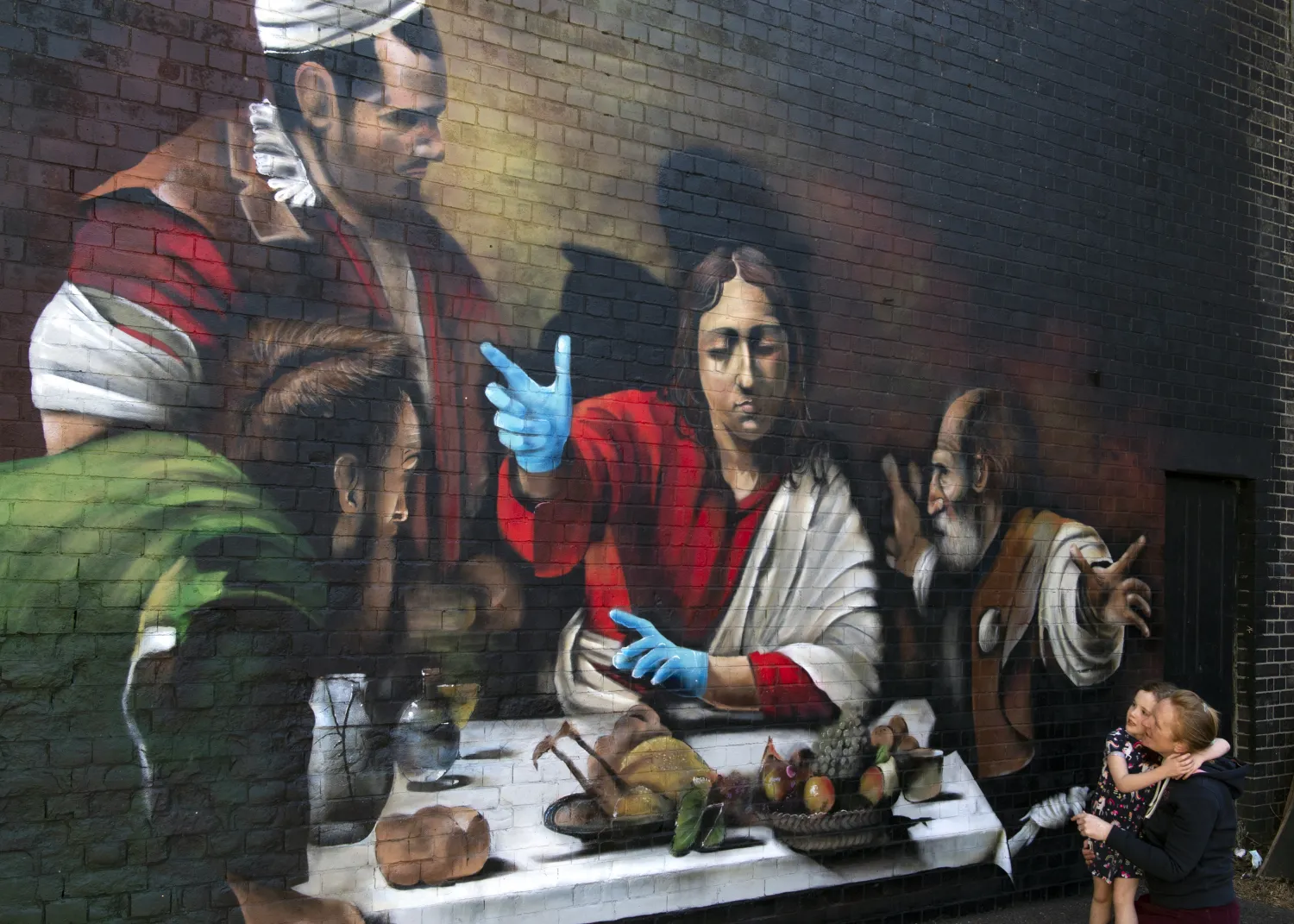 Londra’da duvara çizilen resme maske ve eldiven takviyesi