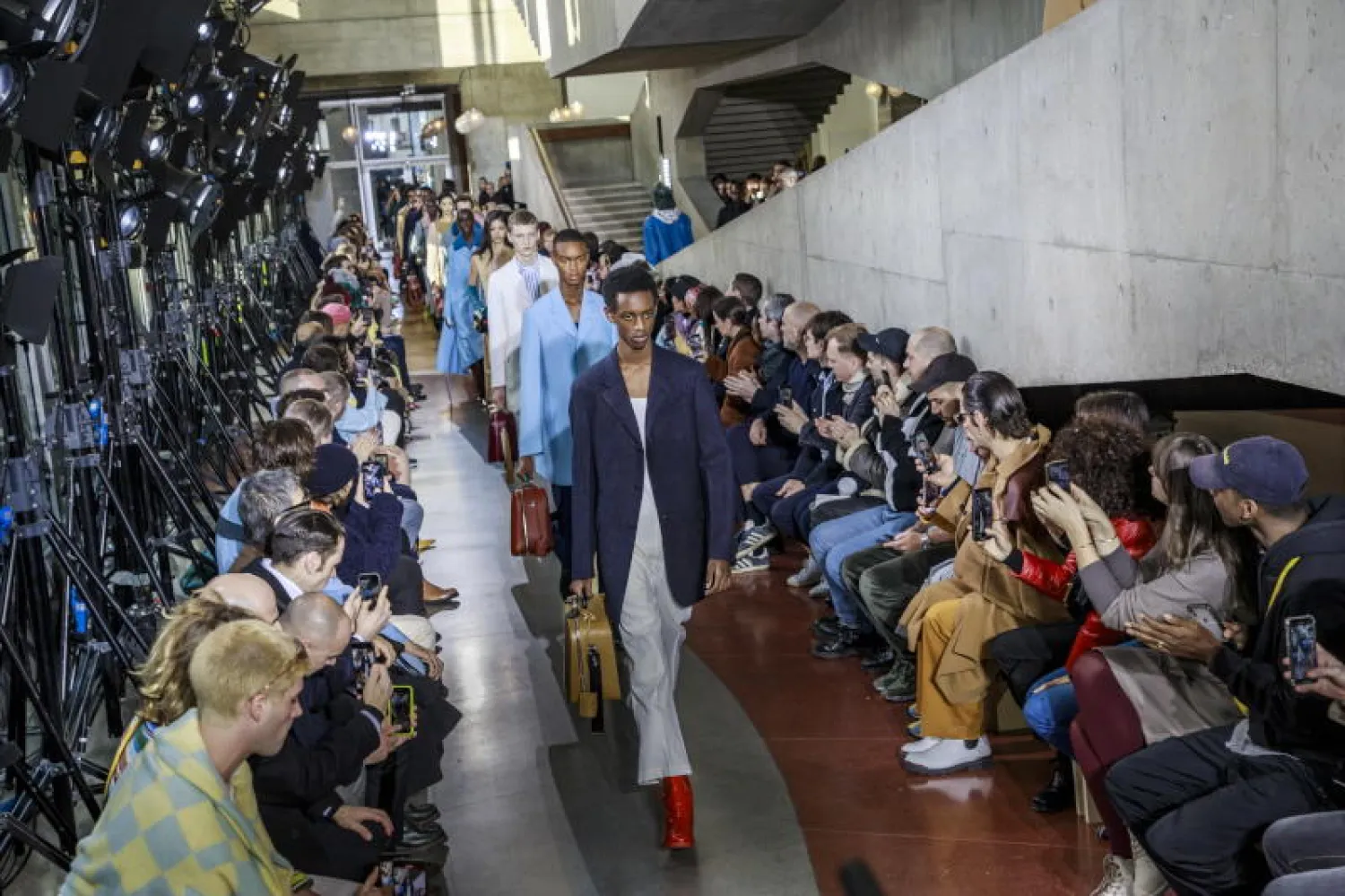 عارضو أزياء يقدمون تشكيلة خريف - شتاء (إ.ب.أ)