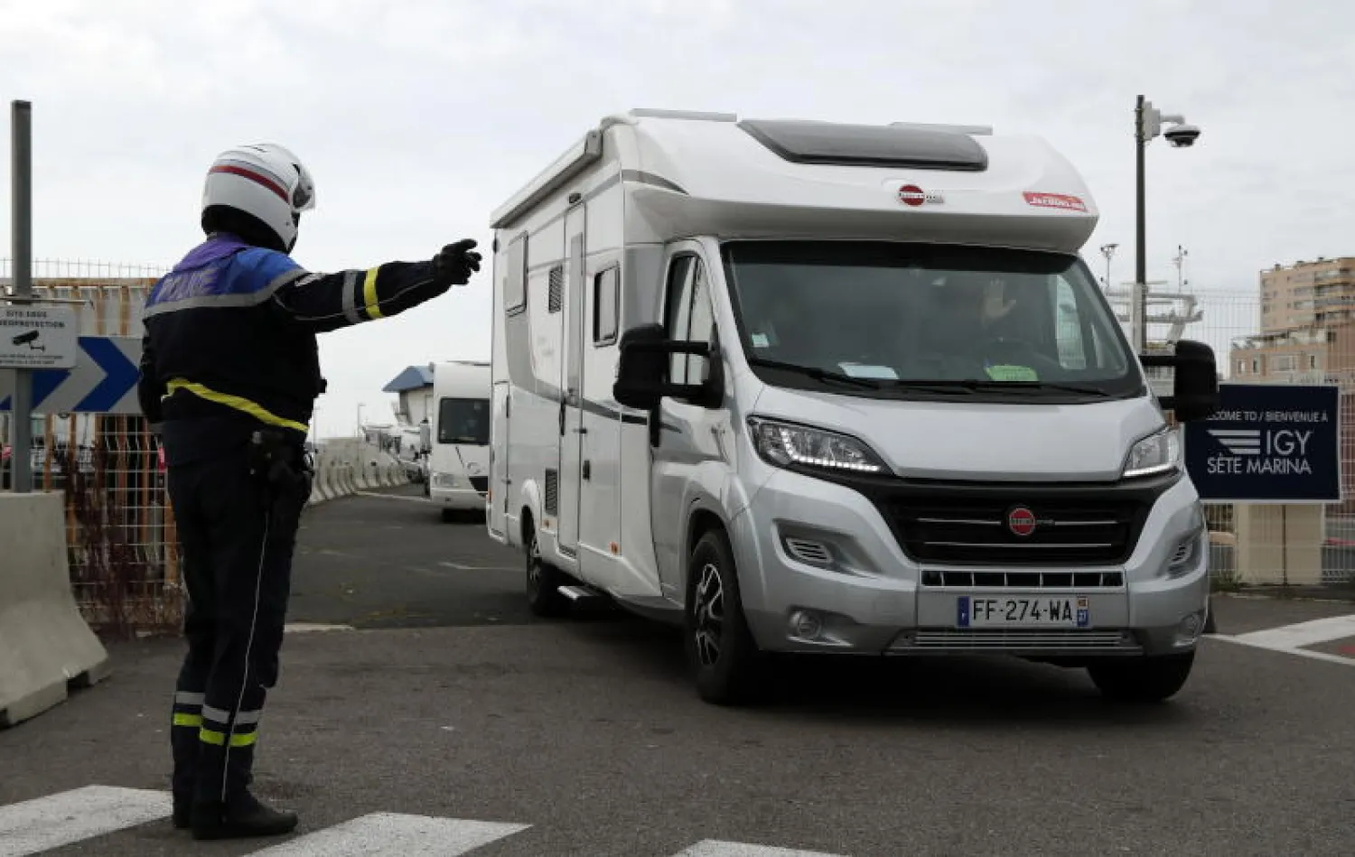 أحد أفراد الشرطة المغربية  خلال تأدية عمله لتطبيق الحظر المفروض (أ.ب.أ)