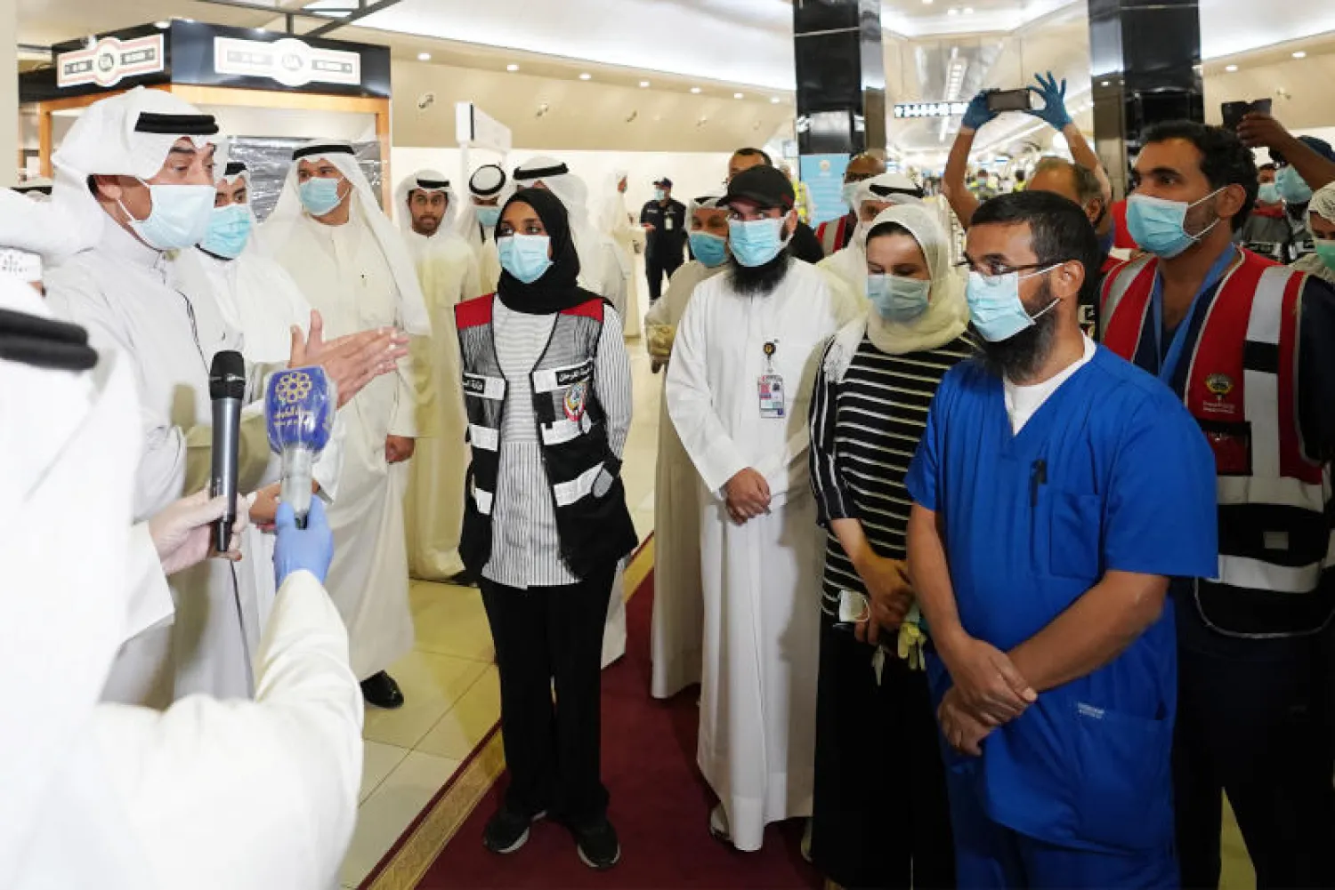 رئيس مجلس الوزراء الكويتي في مطار الكويت الدولي لمواكبة استقبال المواطنين العائدين من الخارج (كونا)