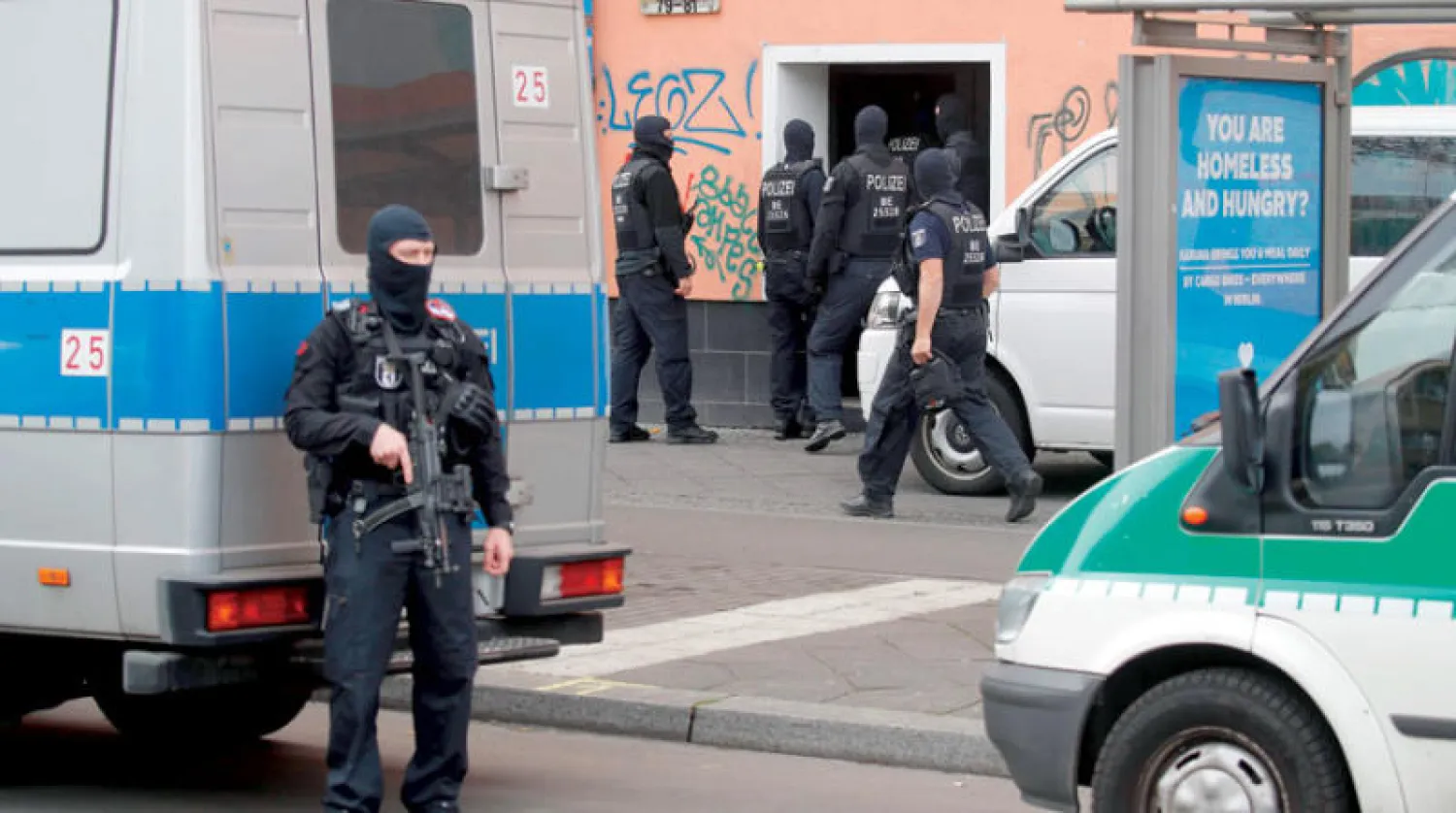 عناصر من الشرطة الألمانية خلال مداهمة جمعية الإرشاد التابعة لـ«حزب الله» (أ.ف.ب)