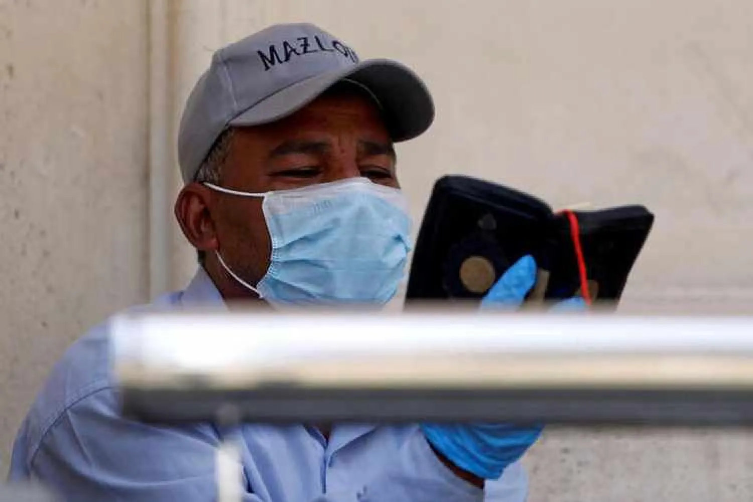 A man wearing a protective face mask reads the holy Koran in Cairo, amidst concerns about the spread of the coronavirus disease (COVID-19), Egypt, May 4, 2020. REUTERS/Mohamed Abd El Ghany
