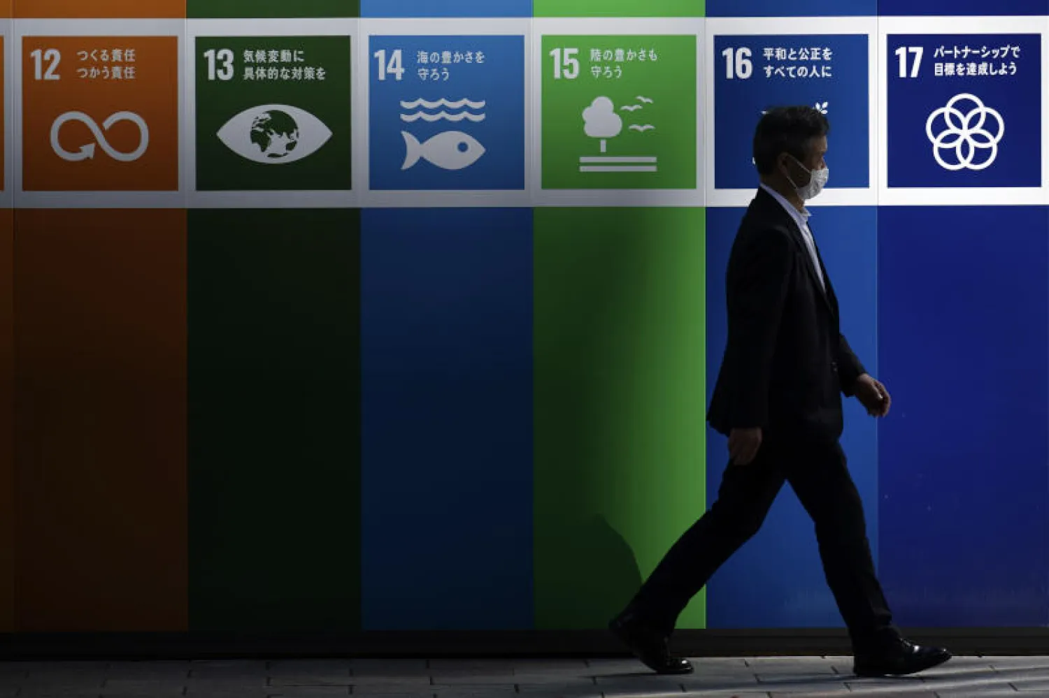 رجل يرتدي قناع وجه في طوكيو (أ.ب)