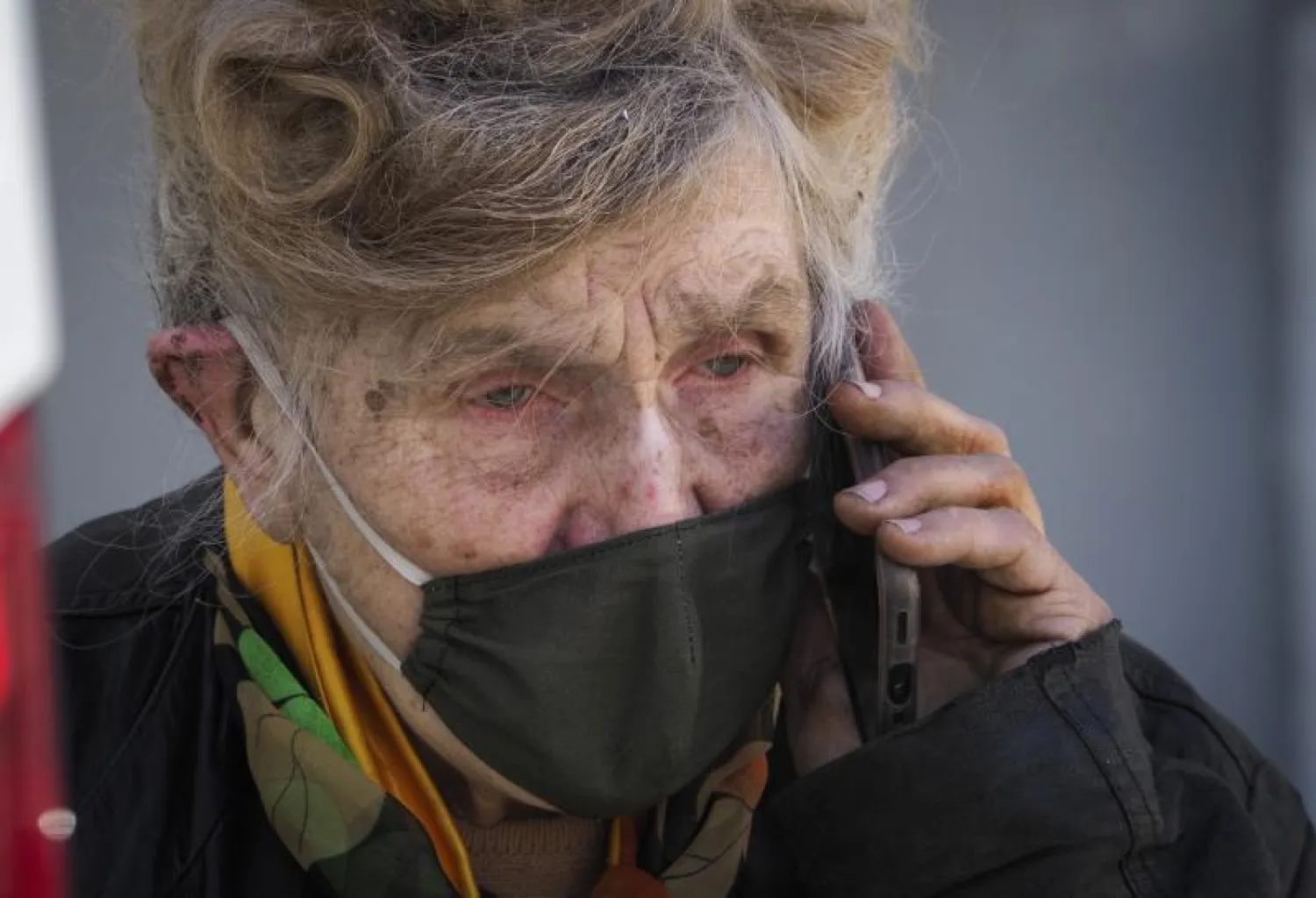 سيدة روسية ترتدي كمامة في شوارع سان بطرس برج (أ.ب)