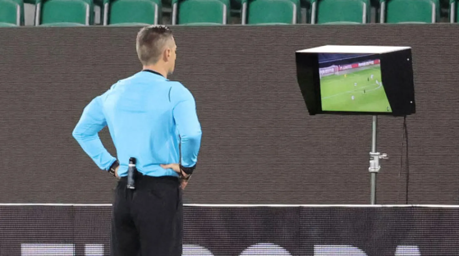 بعد تقنية الفيديو سيقر «فيفا» زيادة عدد تبديلات اللاعبين (رويترز)