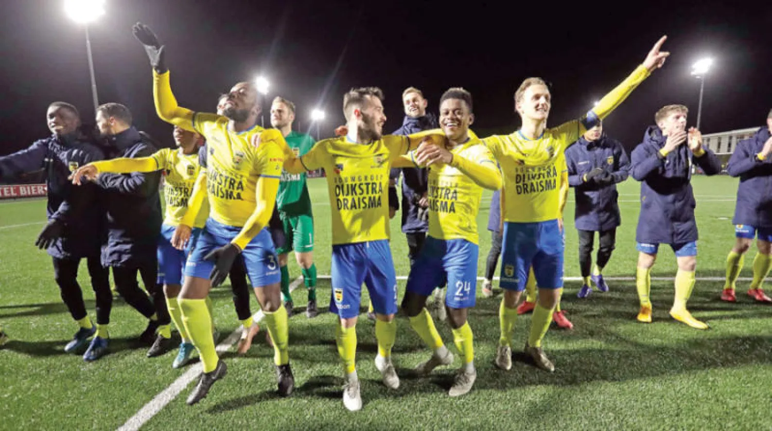 لاعبو كامبور يحتفلون بالفوز على ألكمار في آخر مباراة قبل إنهاء الموسم (غيتي)