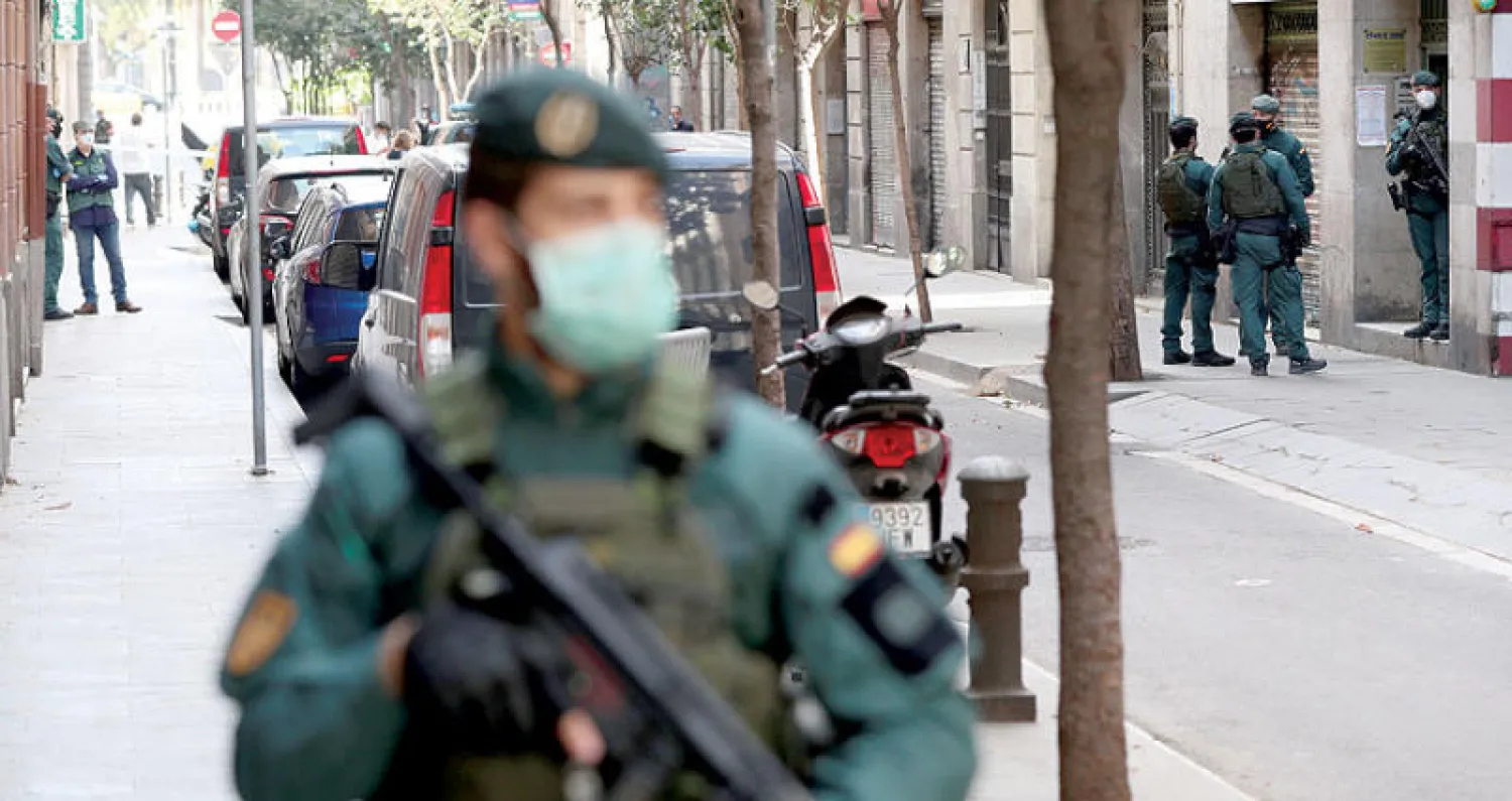 استنفار أمني لشرطة مكافحة الإرهاب الإسبانية في برشلونة عقب مداهمات  واعتقال لمن وُصف بأنه «داعشي شديد التطرّف» أمس (إ.ب.أ)