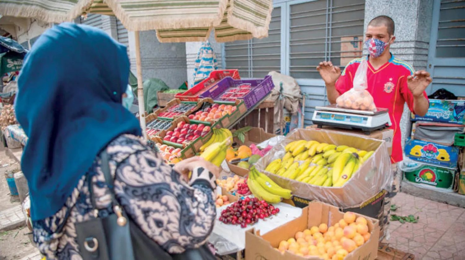 سيدة تتسوق بكمامة في الرباط (أ.ف.ب)