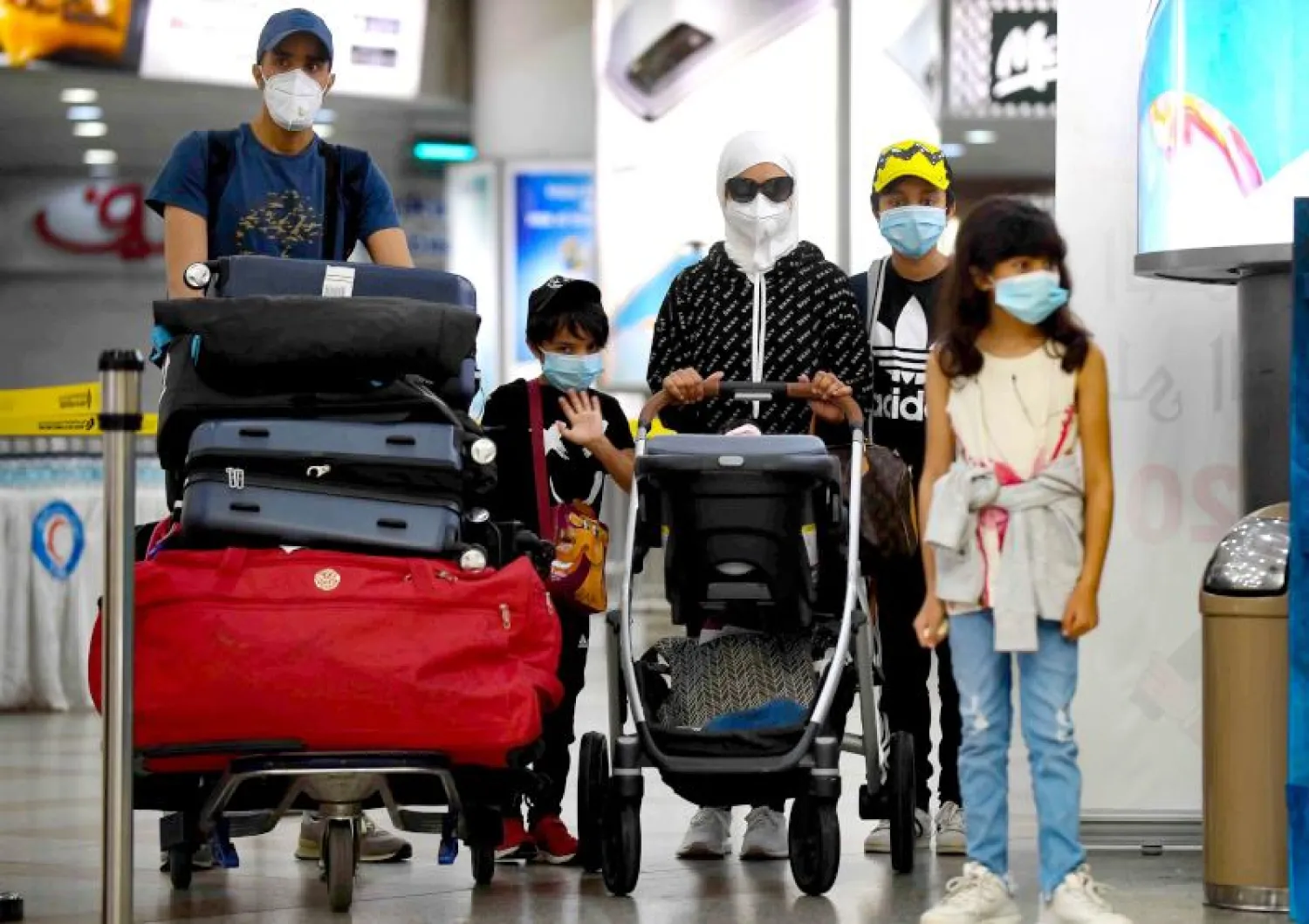 مواطنون كويتيون في مطار الكويت الدولي إثر عودتهم لبلادهم جراء أزمة «كورونا» في العالم (أ.ف.ب)