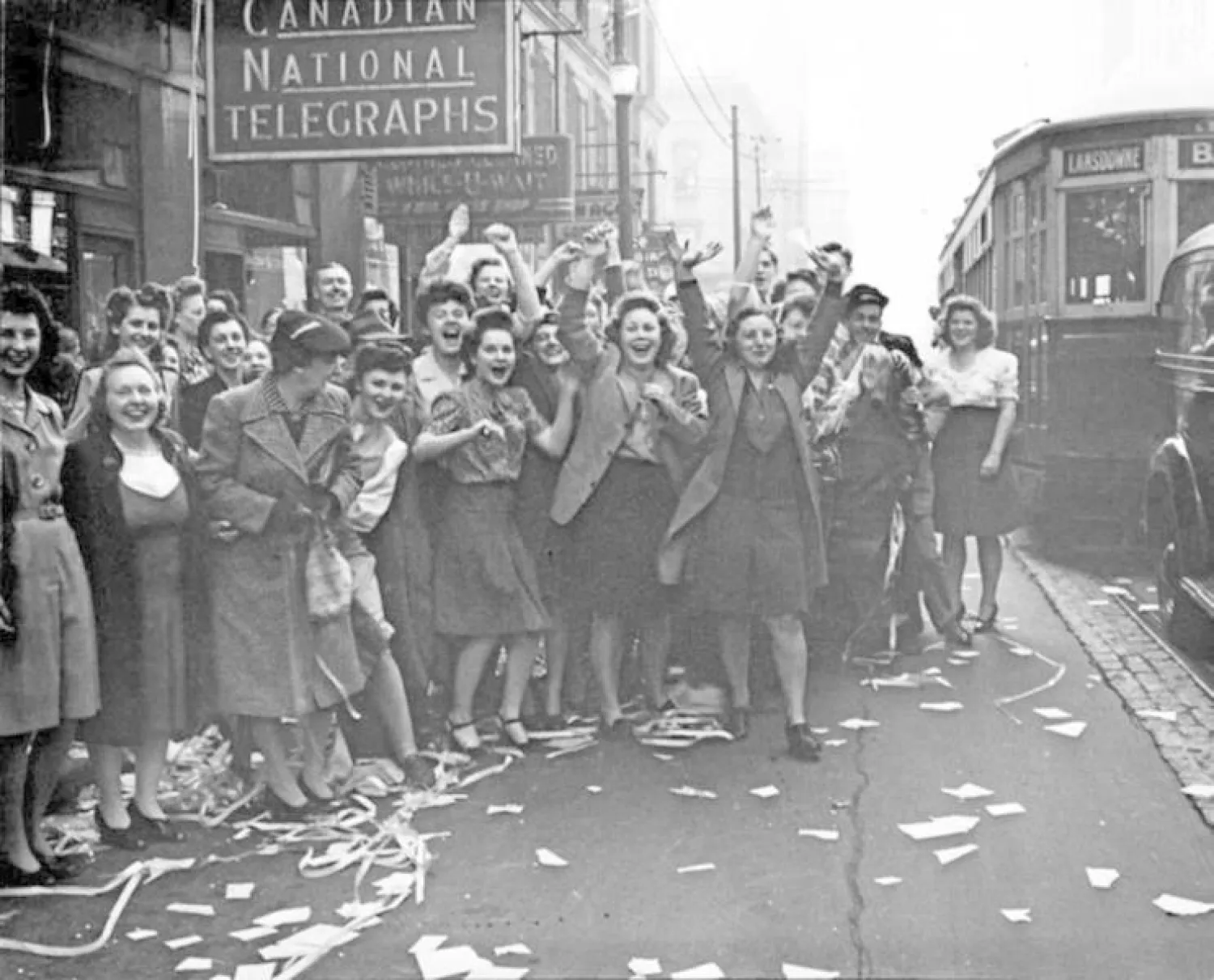 مجموعة من النساء يحتفلن بالنصر في أحد شوارع تورنتو (نيويورك تايمز)