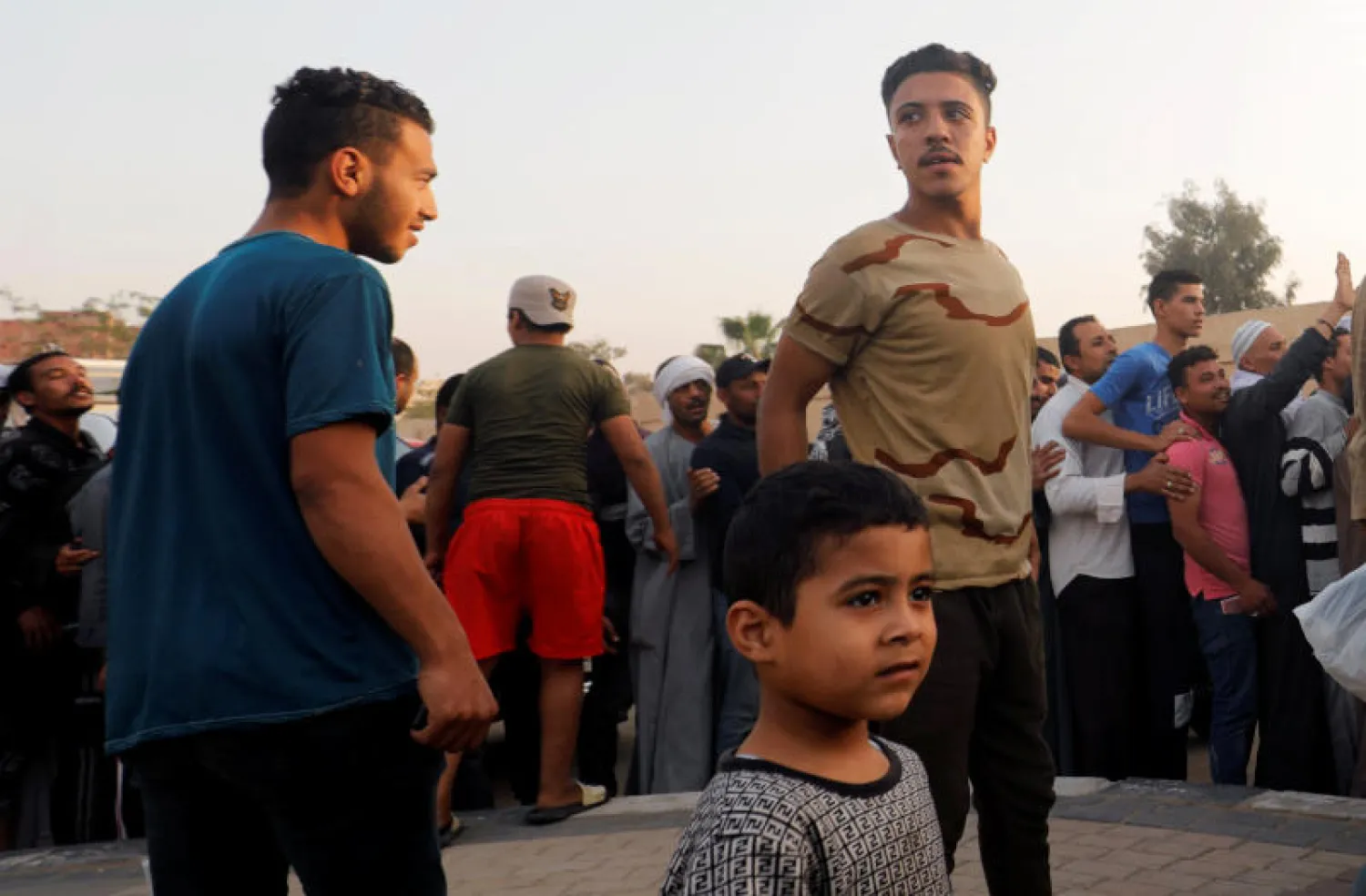 زحام في بعض شوارع القاهرة رغم إجراءات الحظر (رويترز)