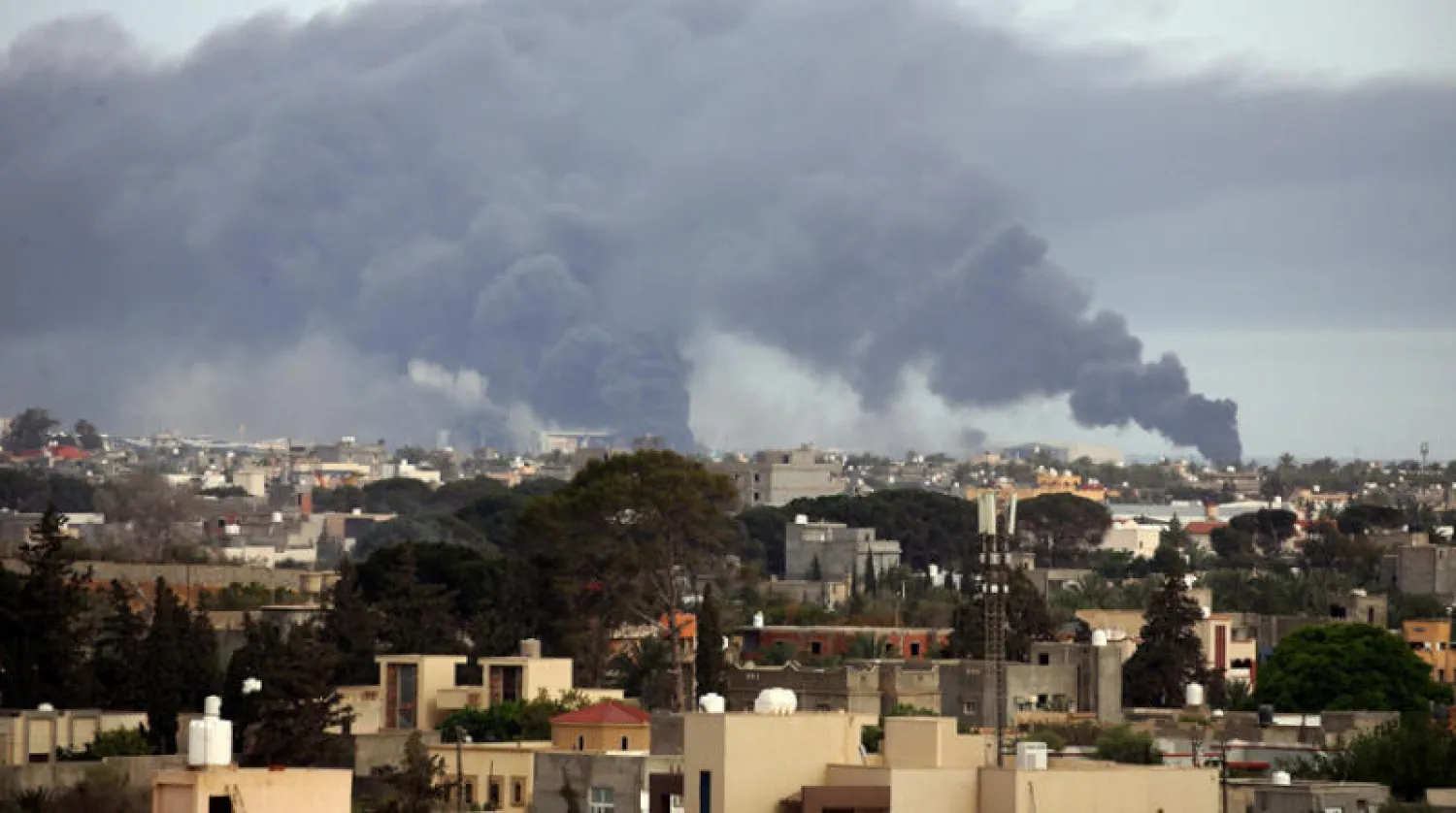 سحب الدخان تتصاعد من مواقع لحكومة «الوفاق» في طرابلس قصفها الجيش الوطني الليبي أمس (أ.ف.ب)