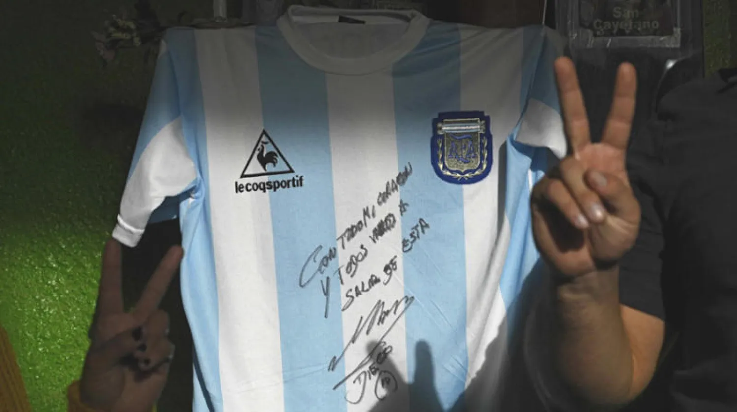 صورة تذكارية للقميص المعروض في مزاد خيري (أ.ف.ب)