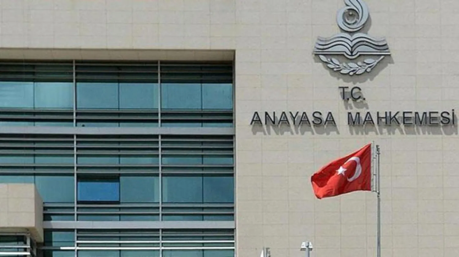 «الدستورية» التركية تقبل طعن المعارضة على قانون السجناء