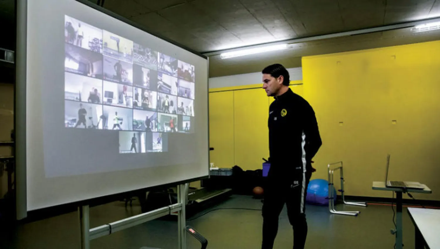 غاري سيواني مدرب يونغ بويز السويسري يراقب برنامج إعداد لاعبيه خلال شاشة قبل التجمع اليوم (إ.ب.أ)