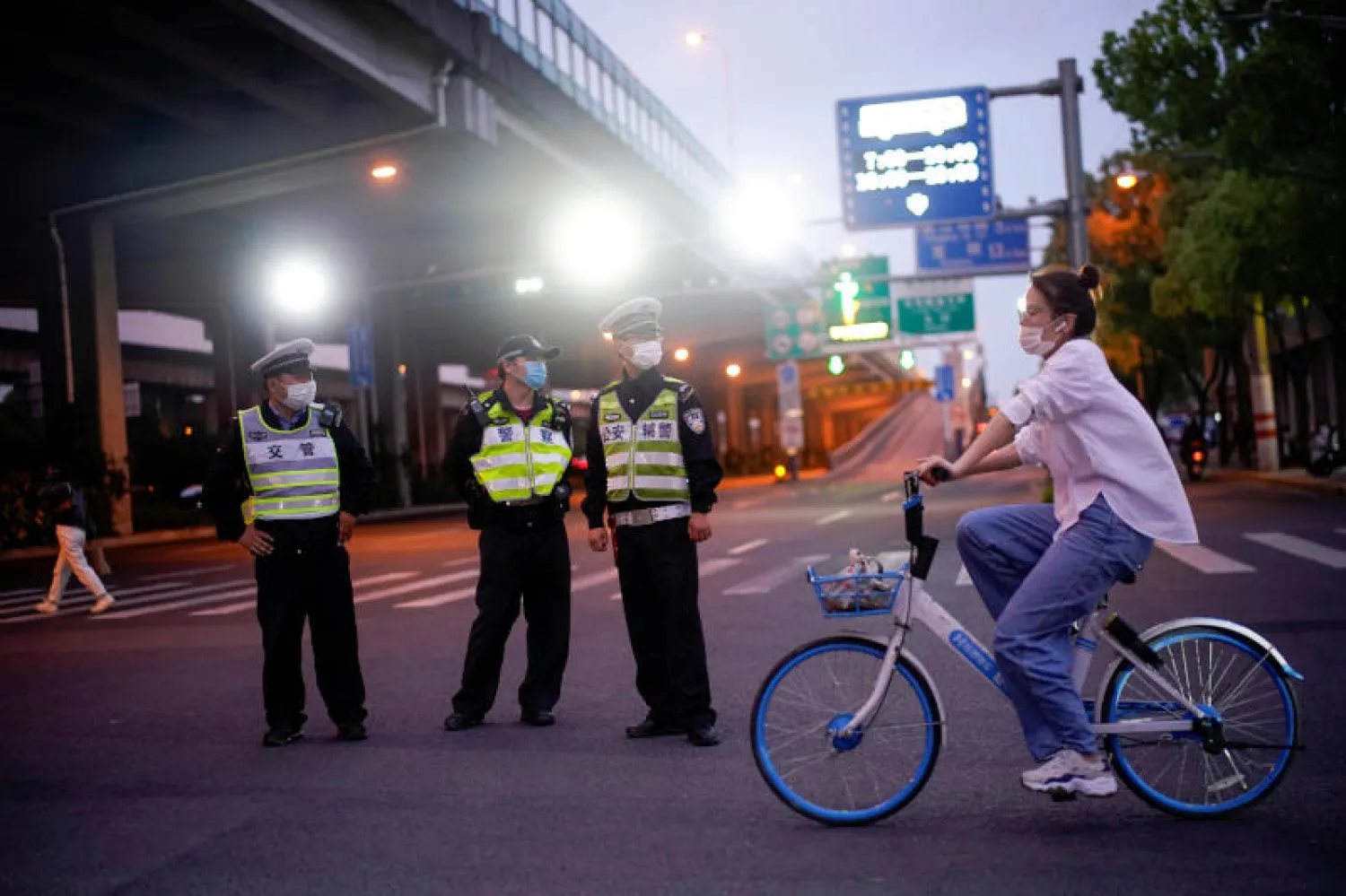 أفراد من الشرطة الصينية يرتدون الكمامات للوقاية من كورونا (رويترز)