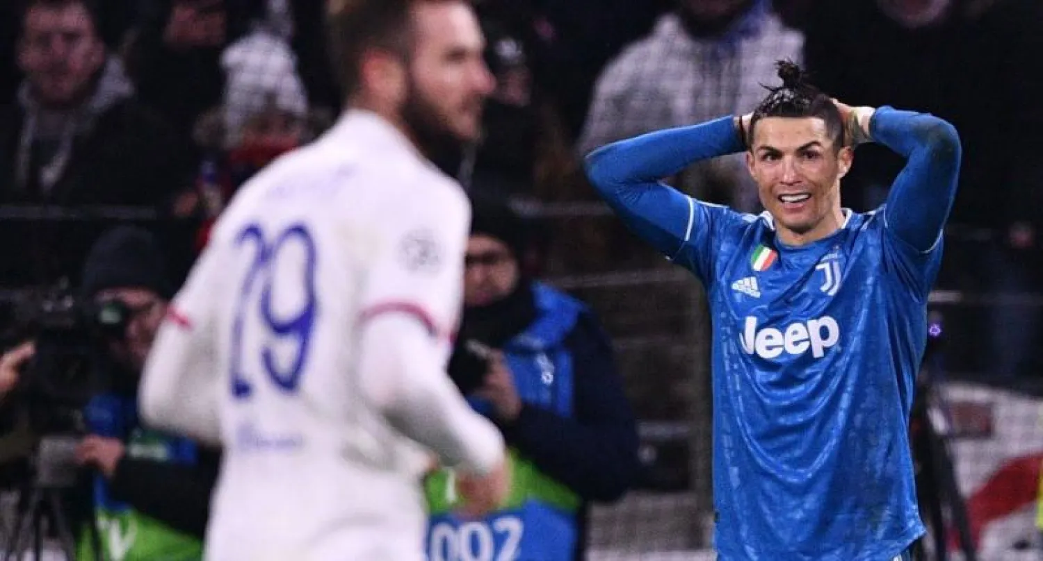 كريستيانو رونالدو مهاجم يوفنتوس الإيطالي مصدوماً بعد التأخر بهدف أمام ليون الفرنسي في ذهاب ربع نهائي دوري أبطال أوروبا (أ.ف.ب)