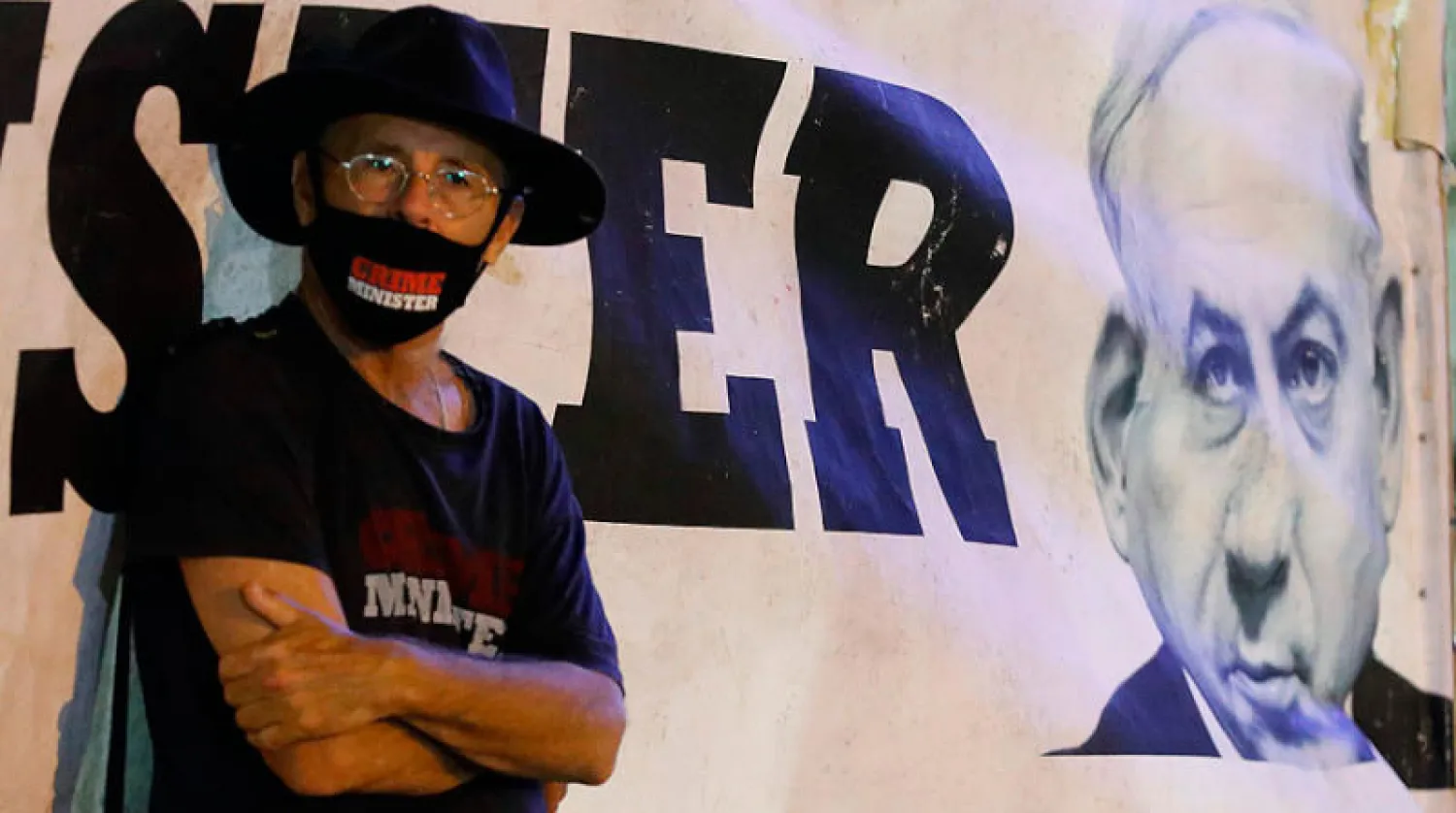 إسرائيلي في مظاهرة رفعت شعارات ضد نتنياهو والائتلاف الحكومي (أ.ف.ب)